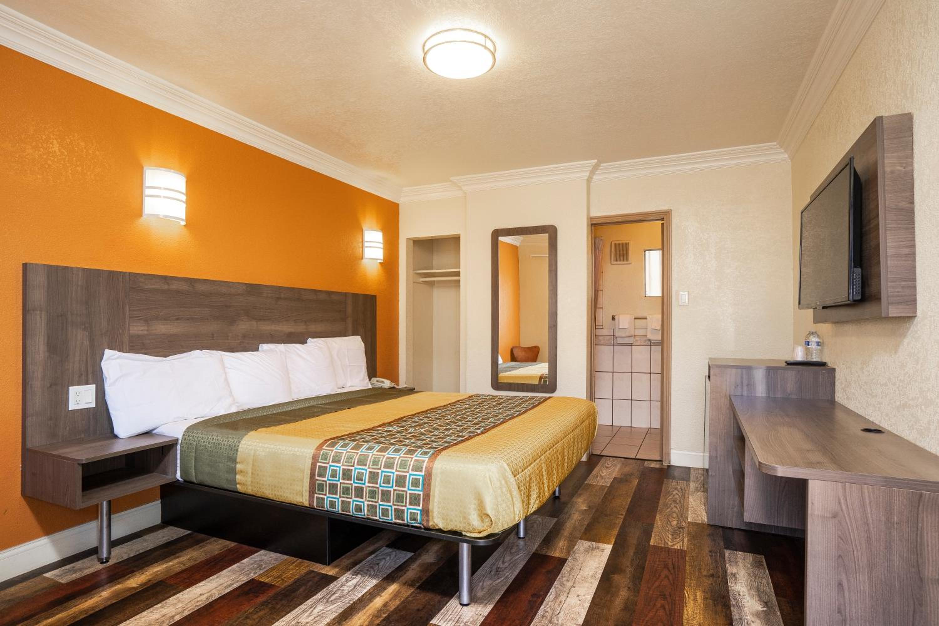 Economy Inn Hollywood - Image 4