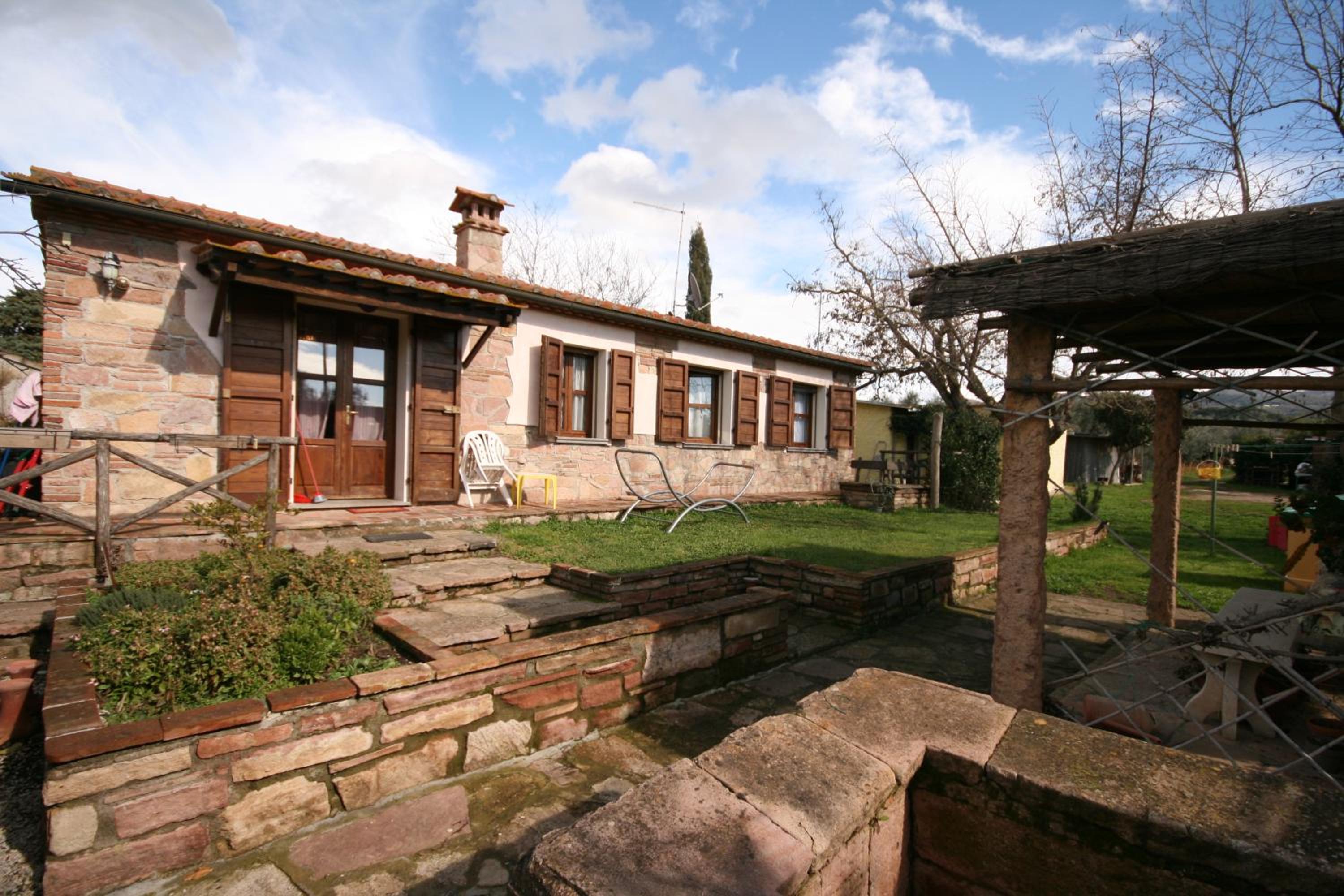 Acacia casetta con giardino