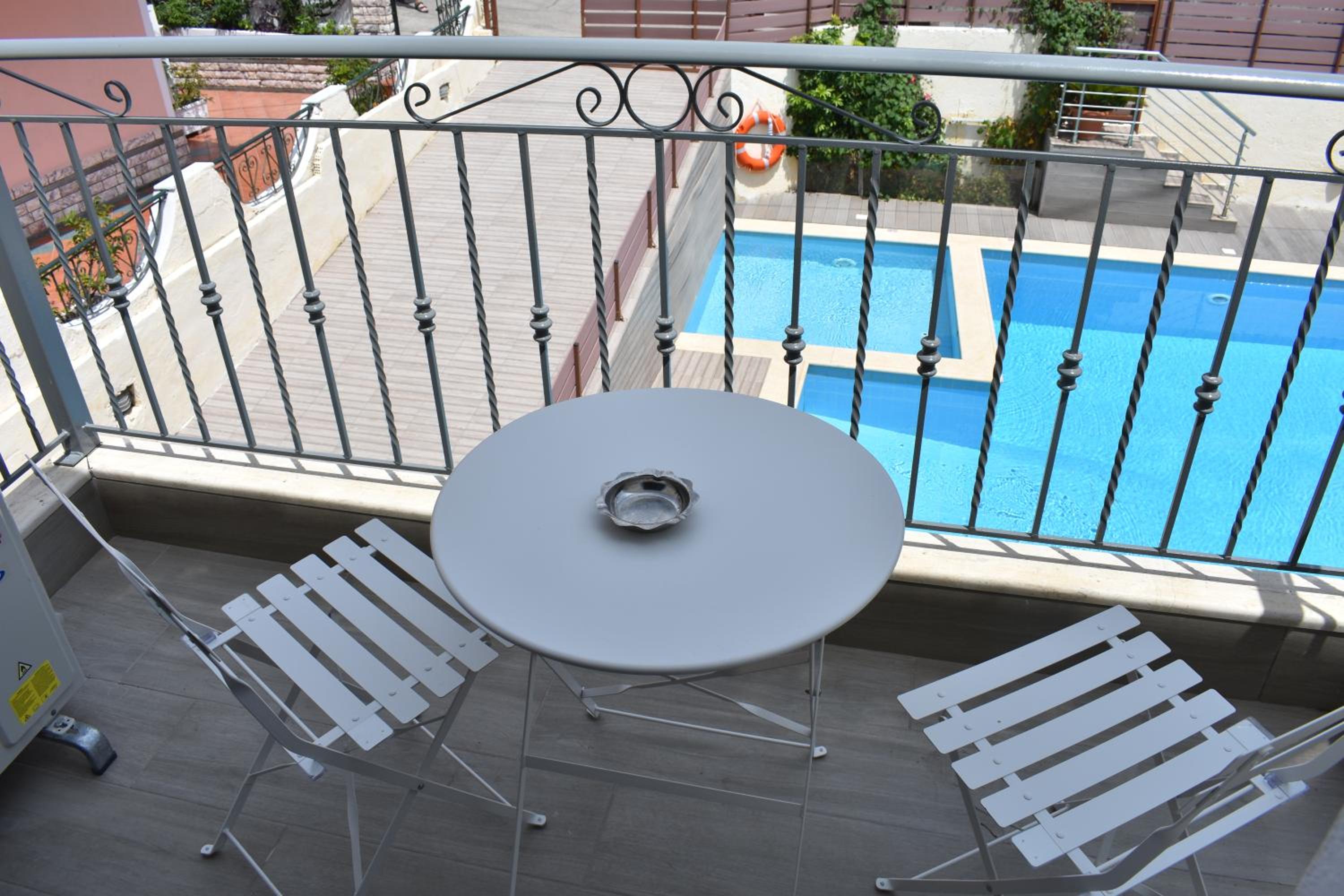 Hotel Christina Studios & Apartments - Image 1