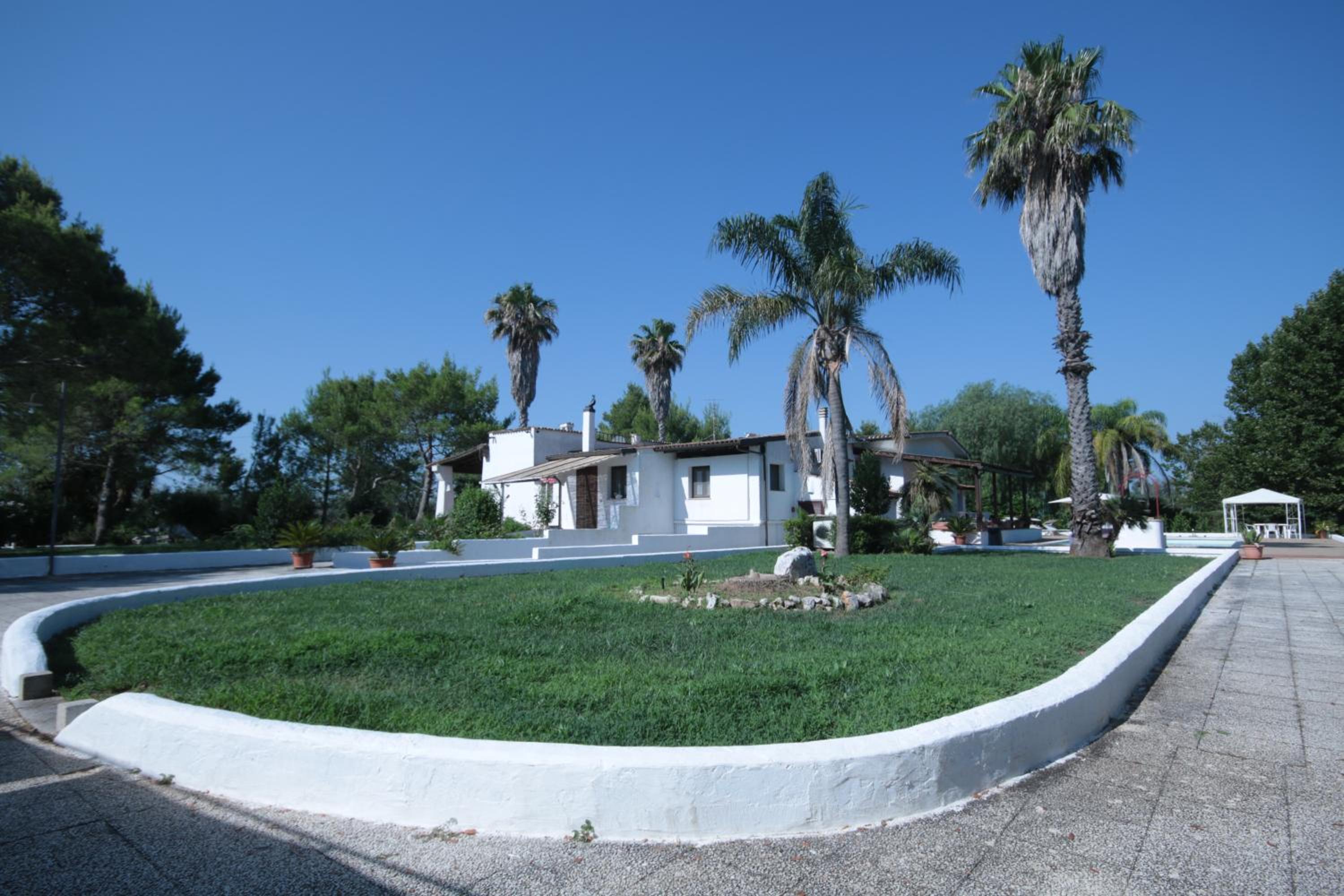 Villa Vetti - Exclusive Garden & Pool Retreat
