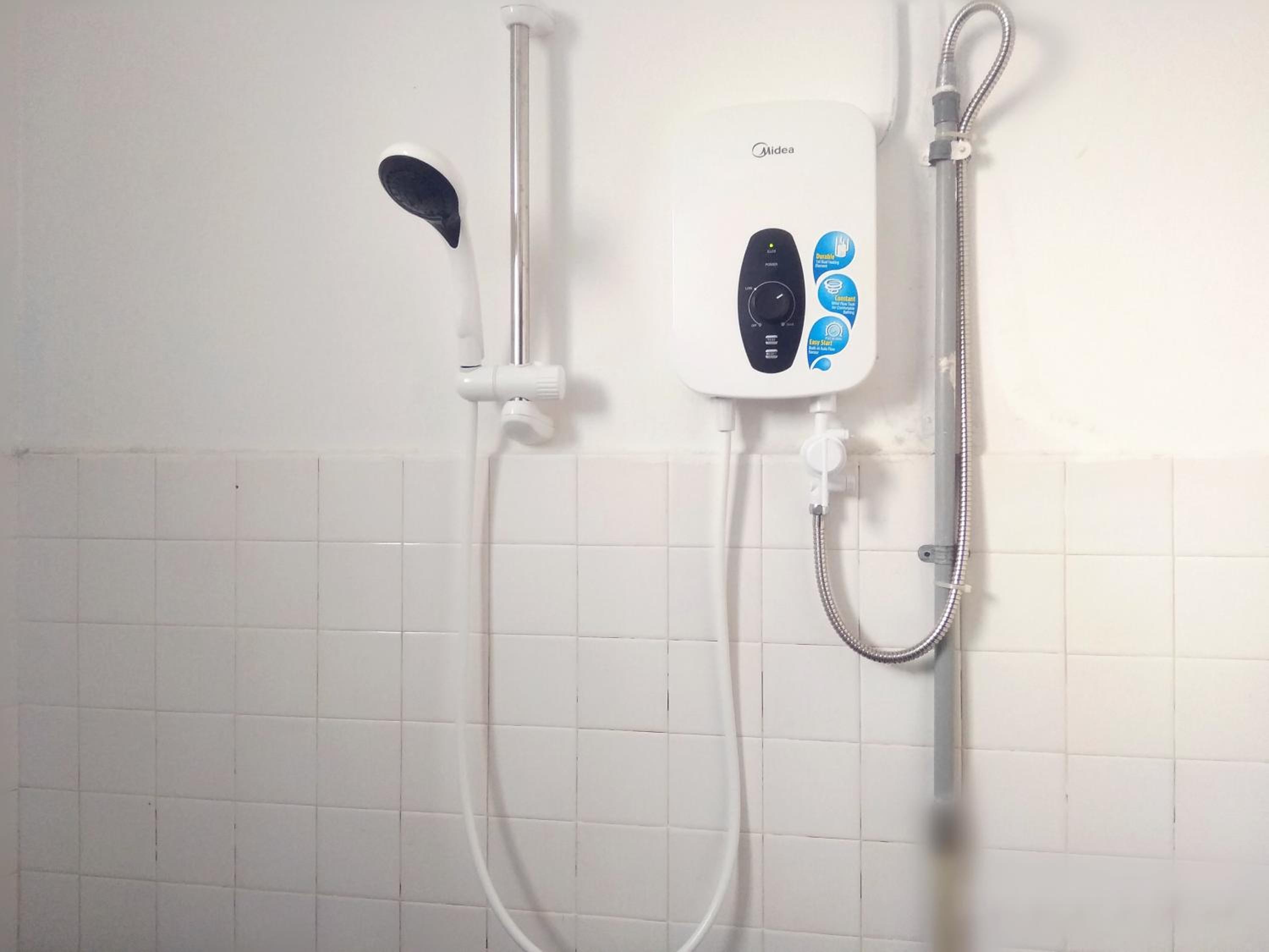 H Homestay Sibu - 1000Mbps 1Gbps Wifi, Astro & Auto Gate Parking Semi Detached House!