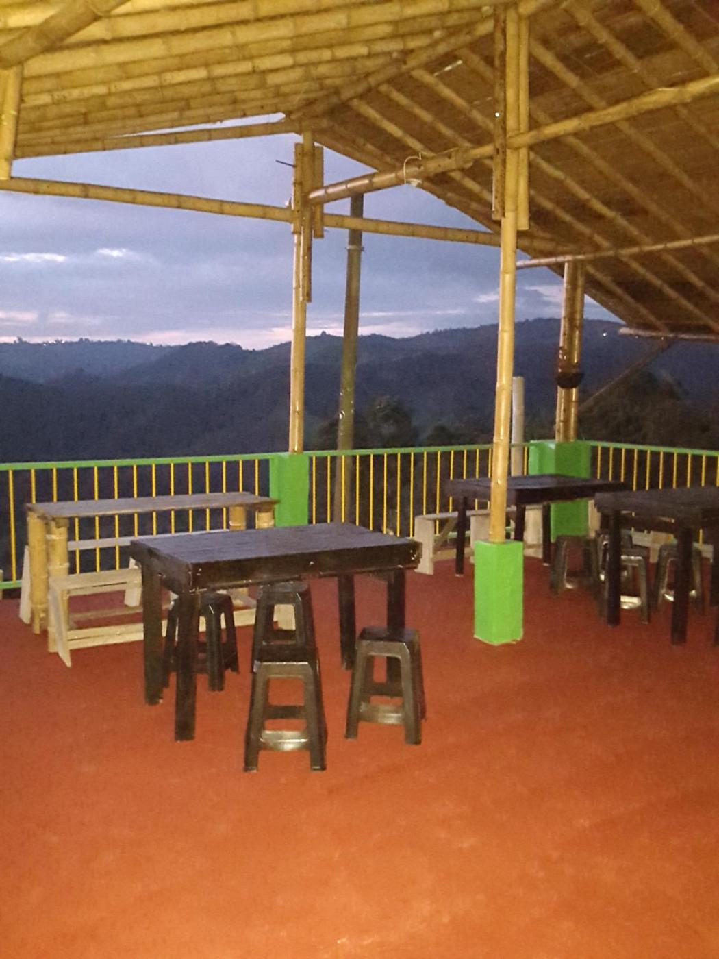 Hostal y Camping Los Girasoles
