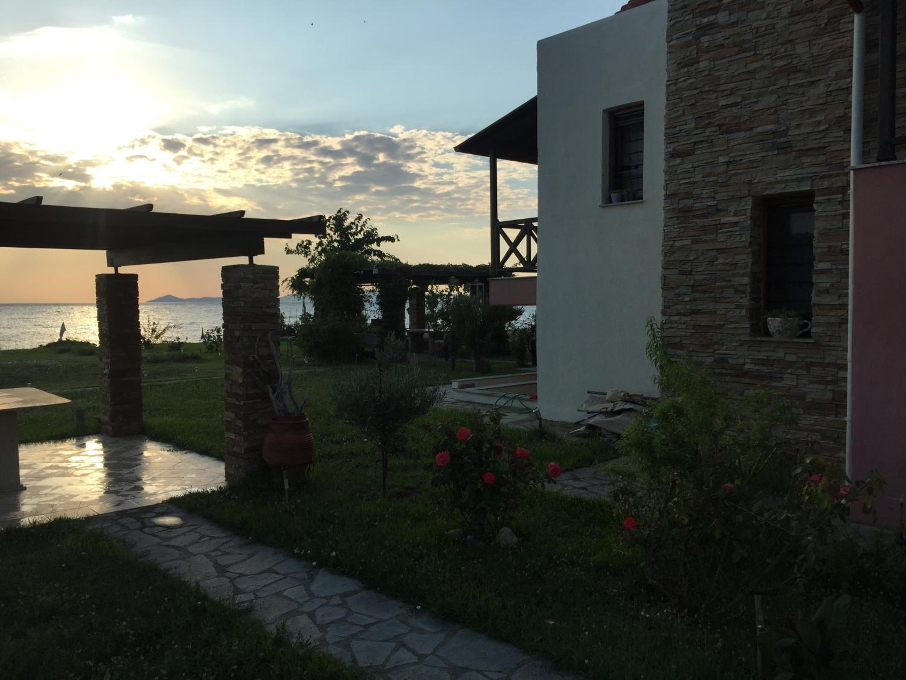 Seafront house with garden view 5