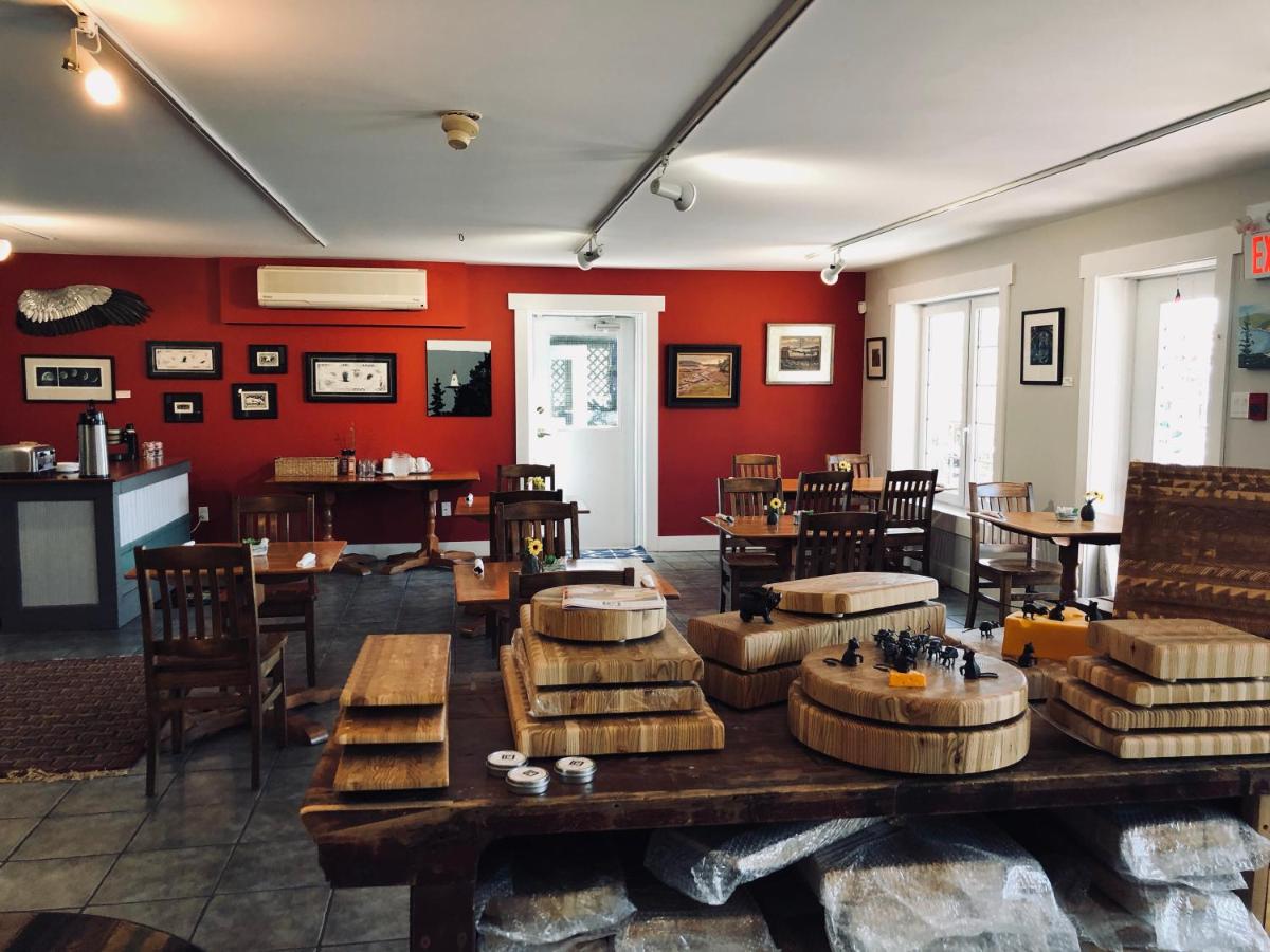 The Water's Edge Inn & Gallery