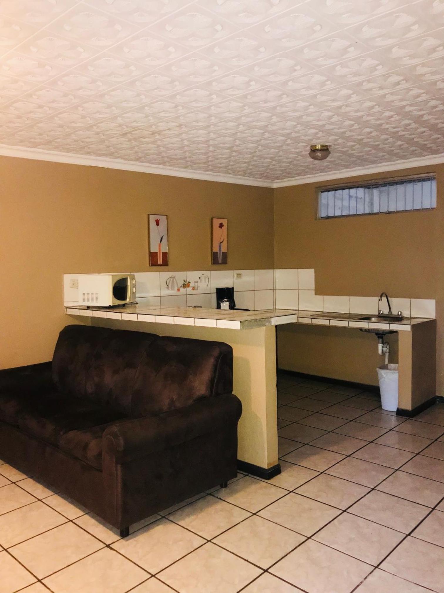 Melrost Airport Bed & Breakfast