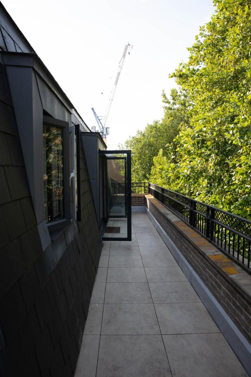 Penthouse with Terrace 5 mins walk to City Centre & Colleges & Sleeps 6 view 3