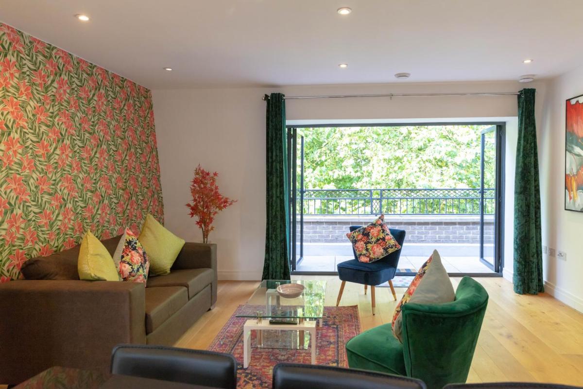 Penthouse with Terrace 5 mins walk to City Centre & Colleges & Sleeps 6 view 4