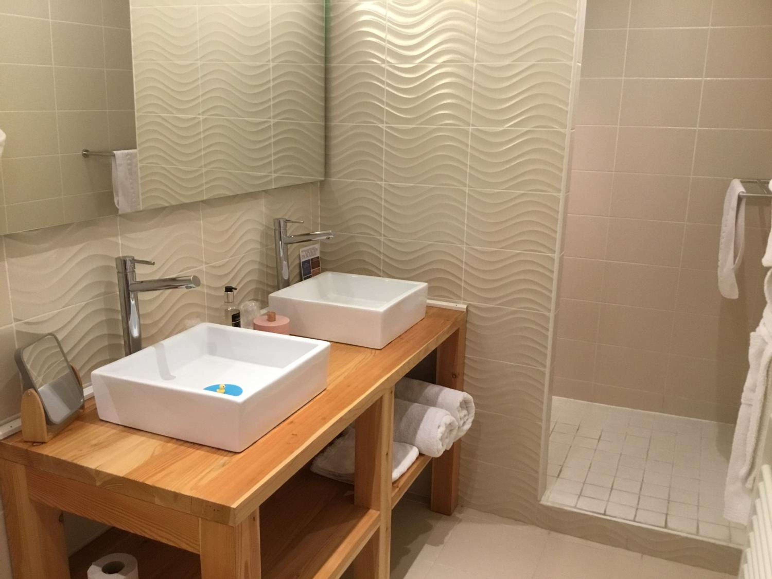 Hôtel Monet en Honfleur — bathroom