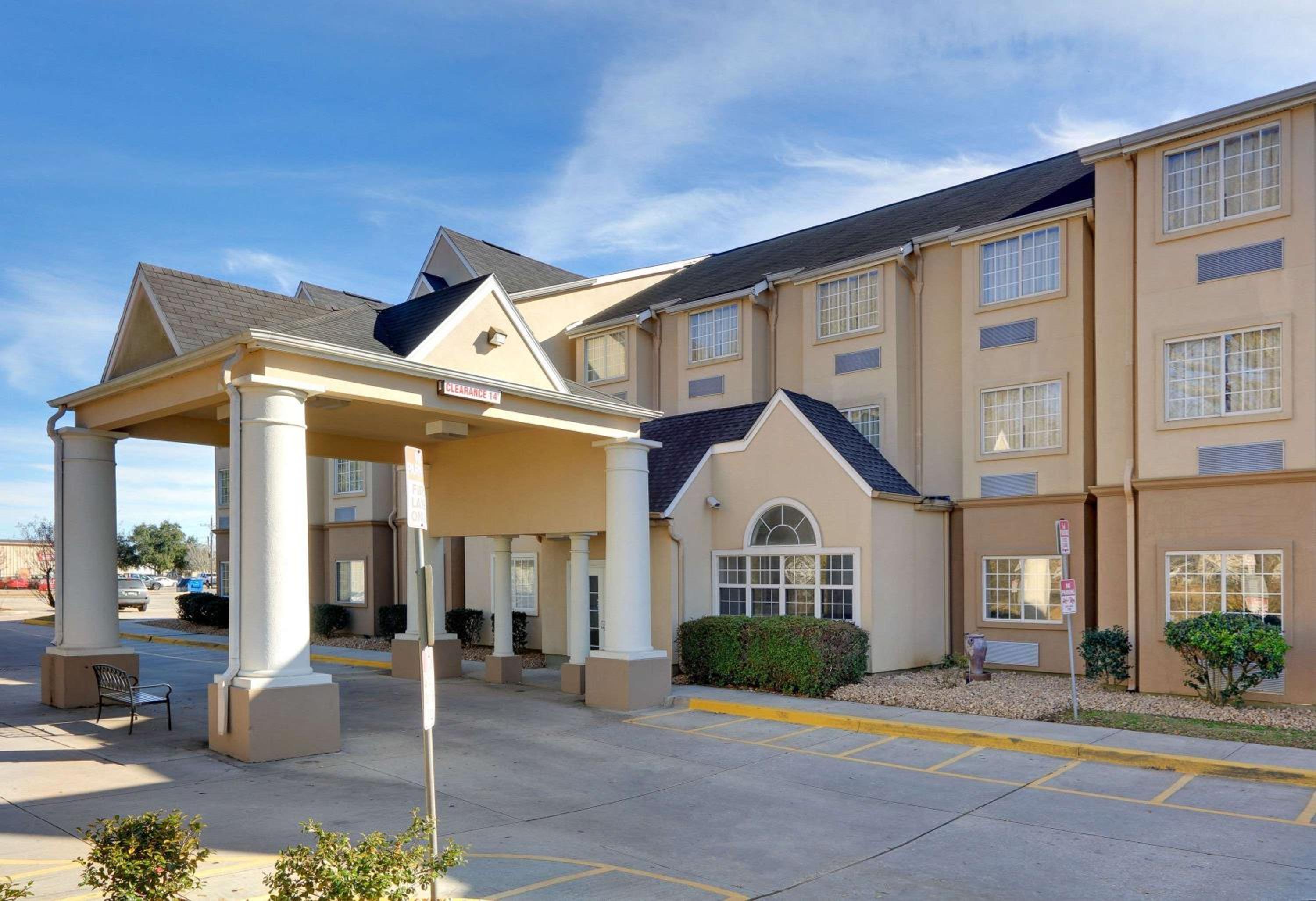Hotel Microtel Inn and Suites Lafayette - Image 1