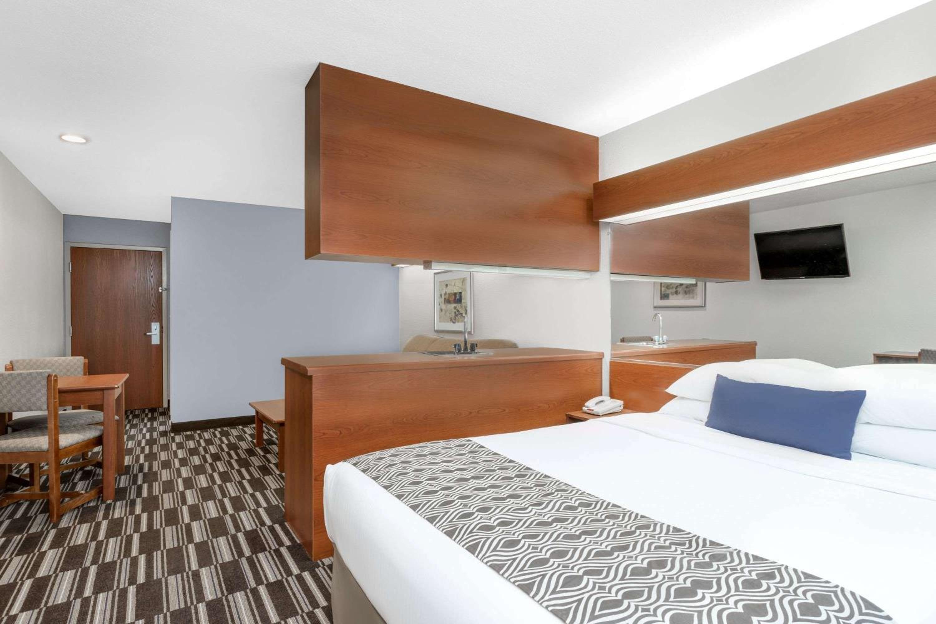 Microtel Inn & Suites by Wyndham Bremen view 2