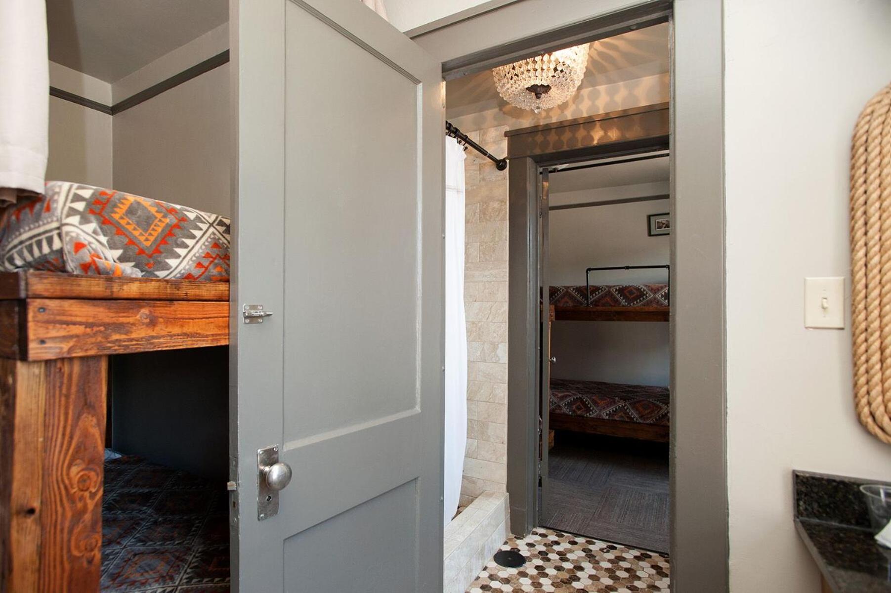 Gardner Hotel & Hostel