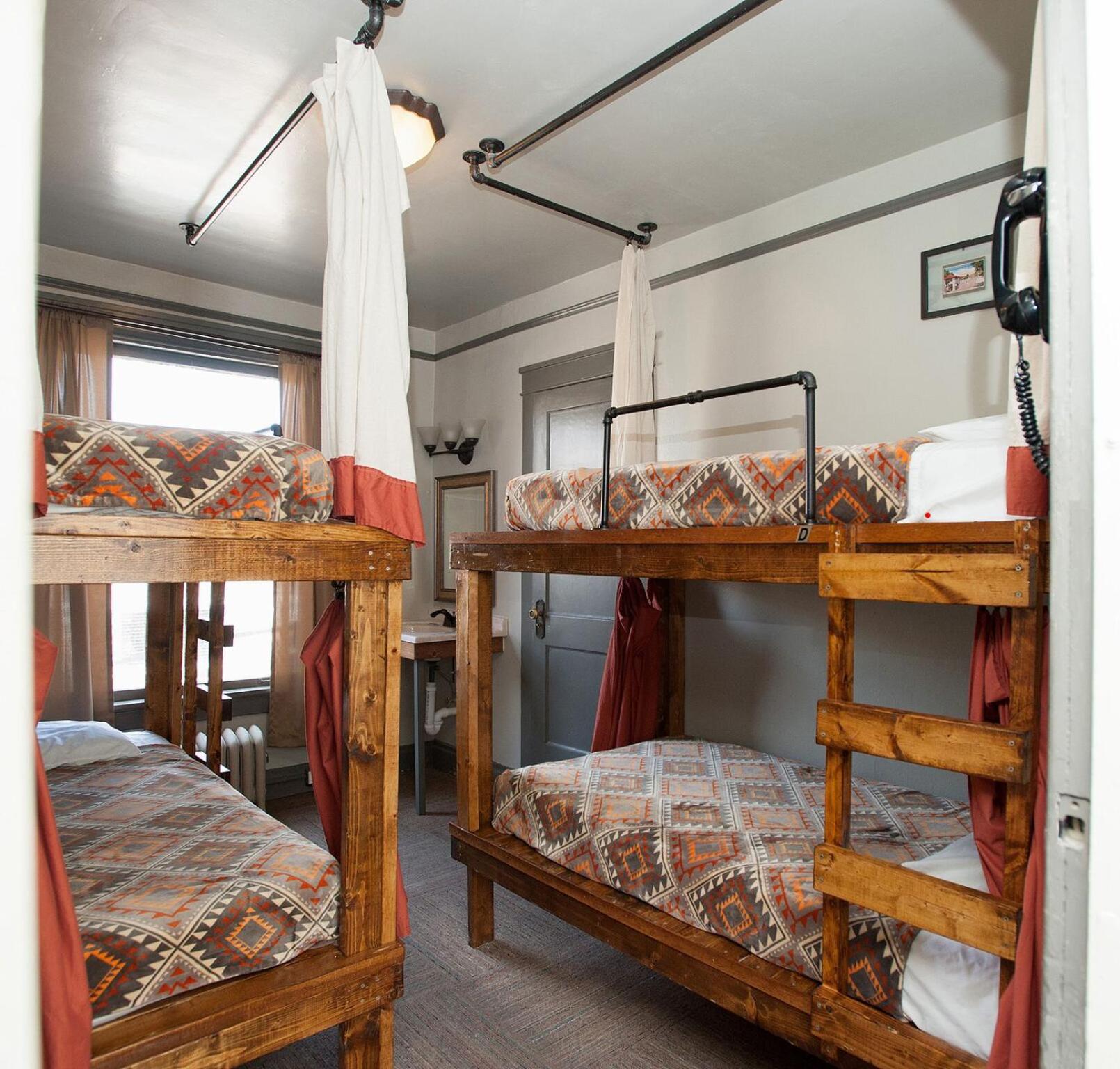 Gardner Hotel & Hostel