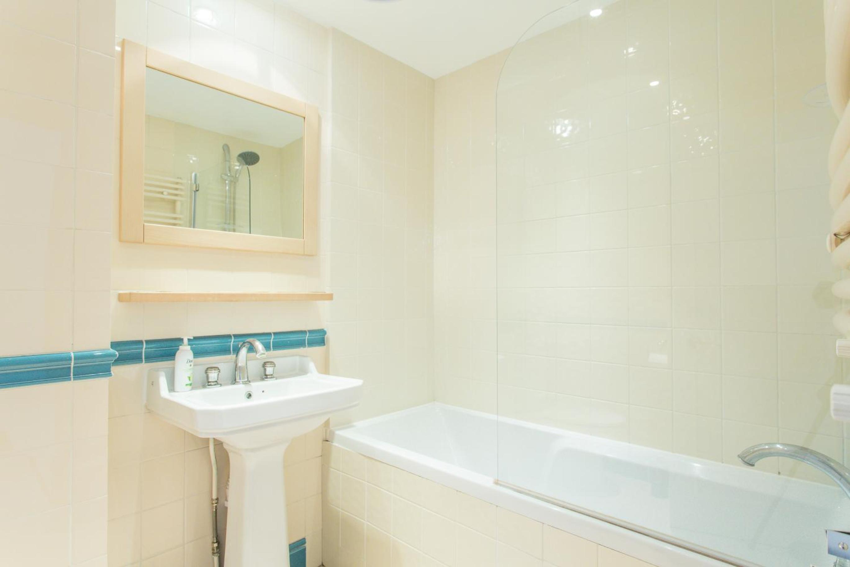 The Harrods Mews - Modern 4BDR with Rooftop Terrace
