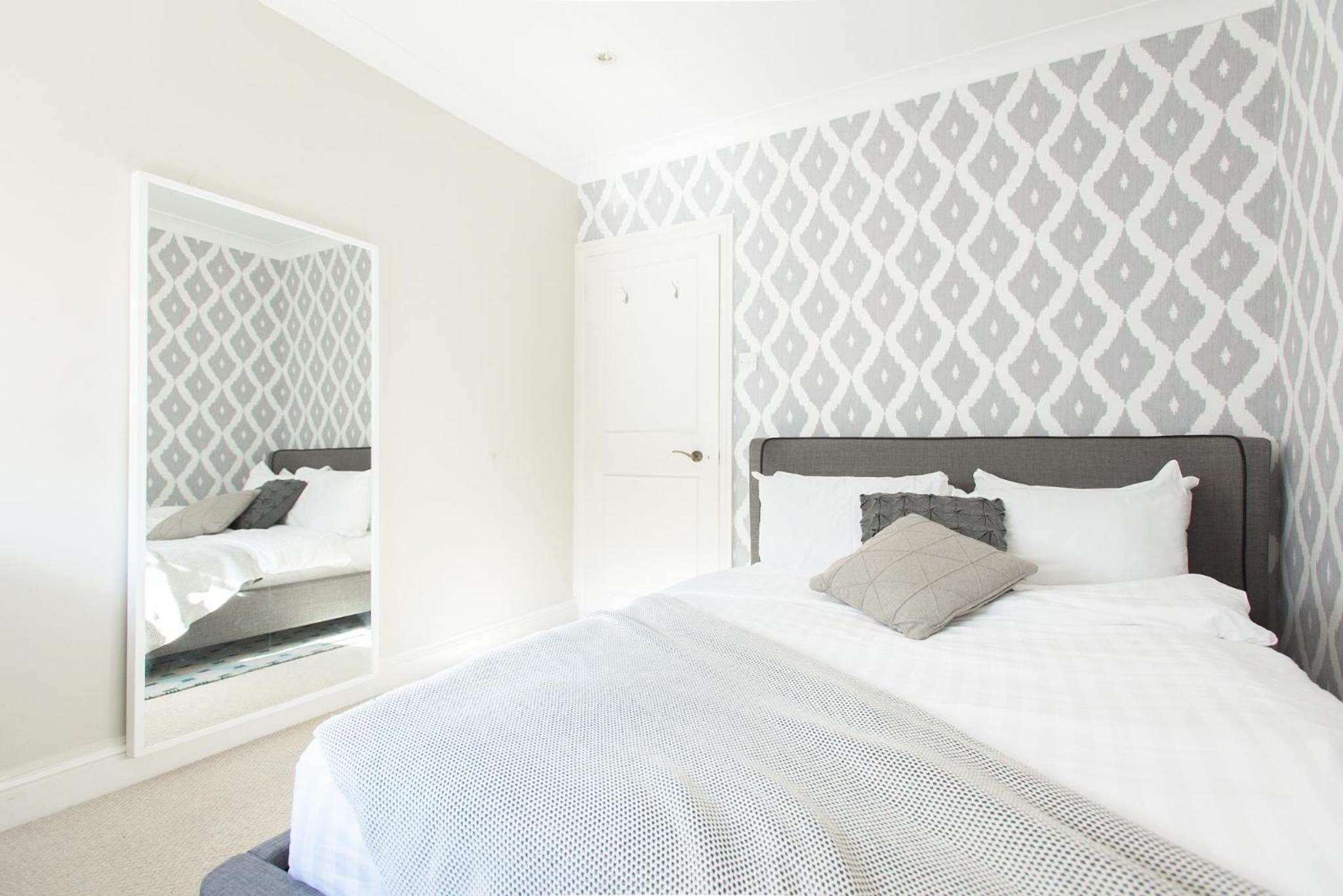 The Harrods Mews - Modern 4BDR with Rooftop Terrace