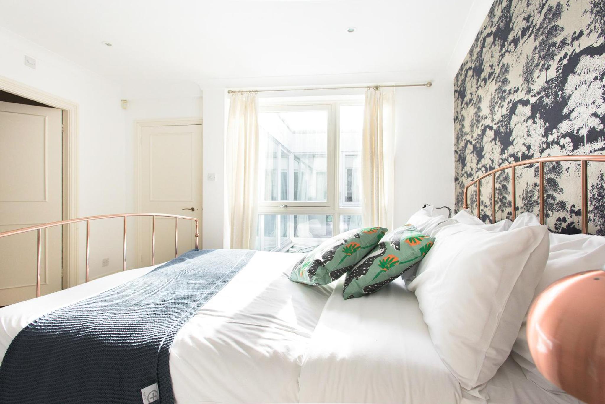 The Harrods Mews - Modern 4BDR with Rooftop Terrace