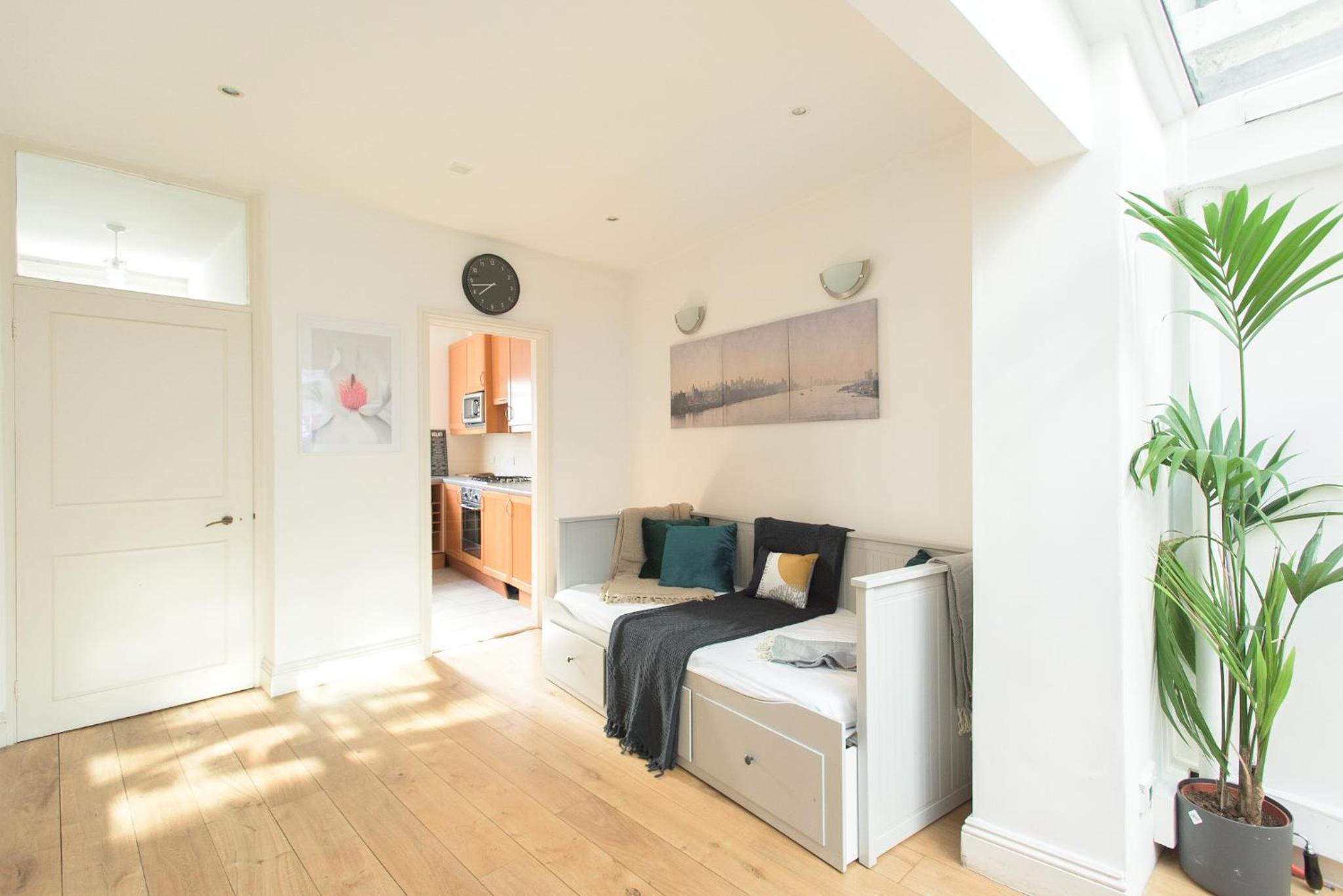 The Harrods Mews - Modern 4BDR with Rooftop Terrace