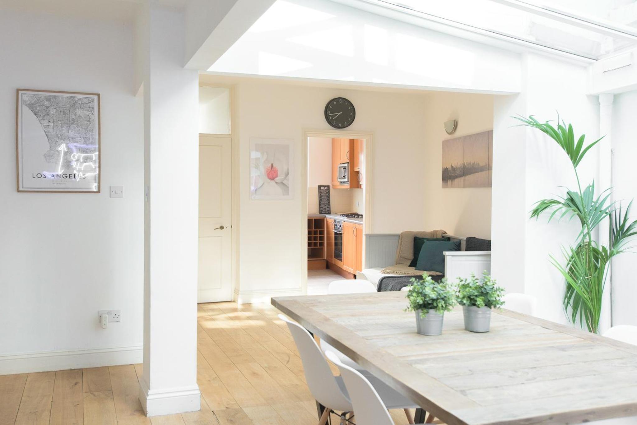 The Harrods Mews - Modern 4BDR with Rooftop Terrace