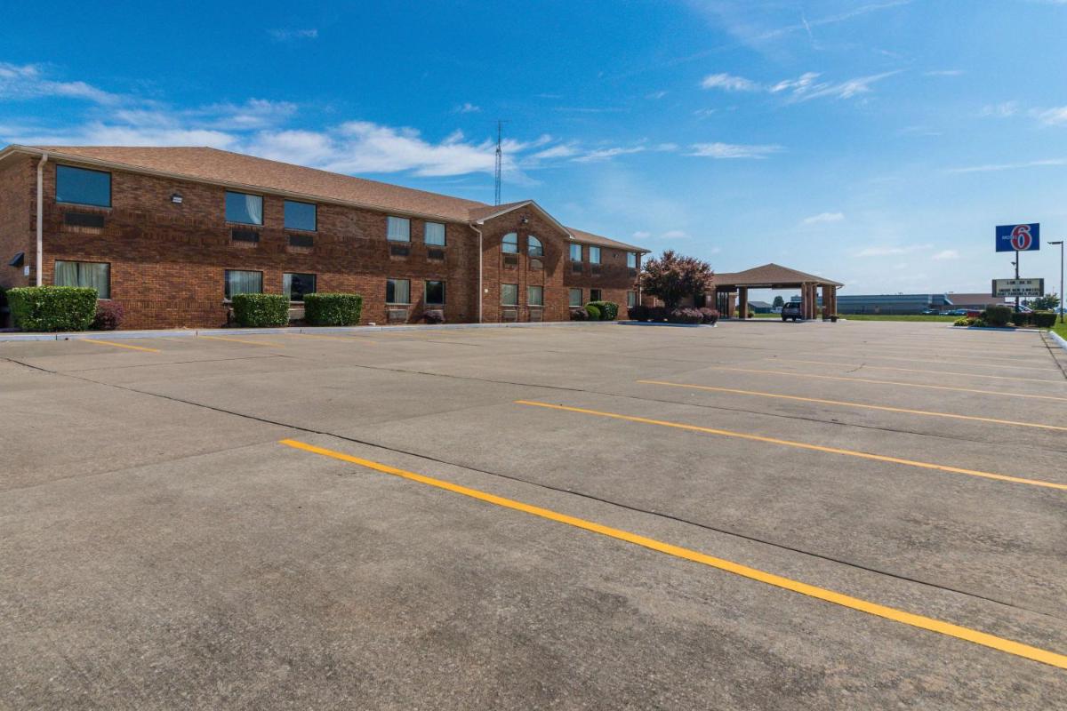 Marion Vacations - Motel 6-Marion, IL - Property Image 1