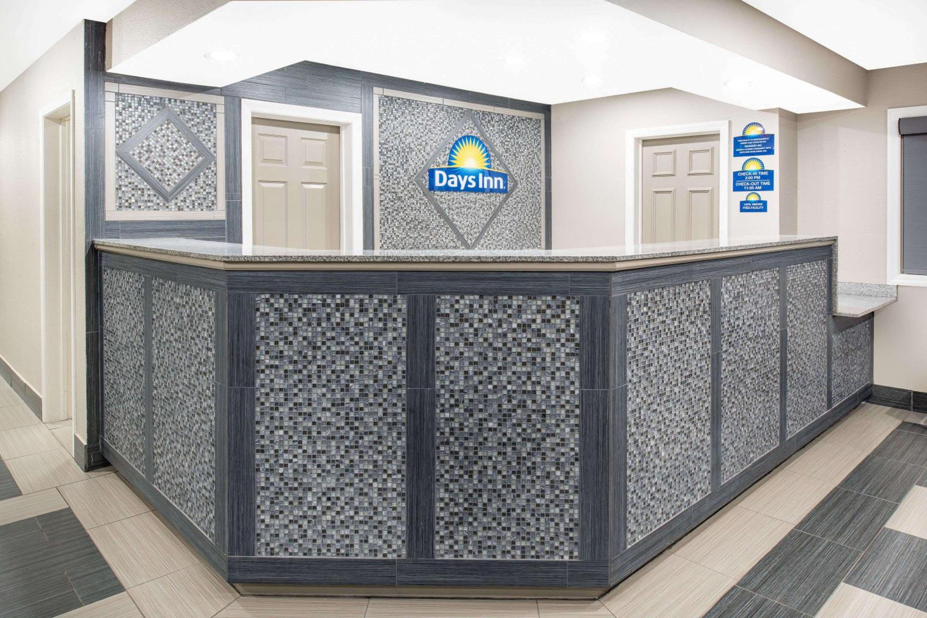Days Inn by Wyndham Carthage view 4