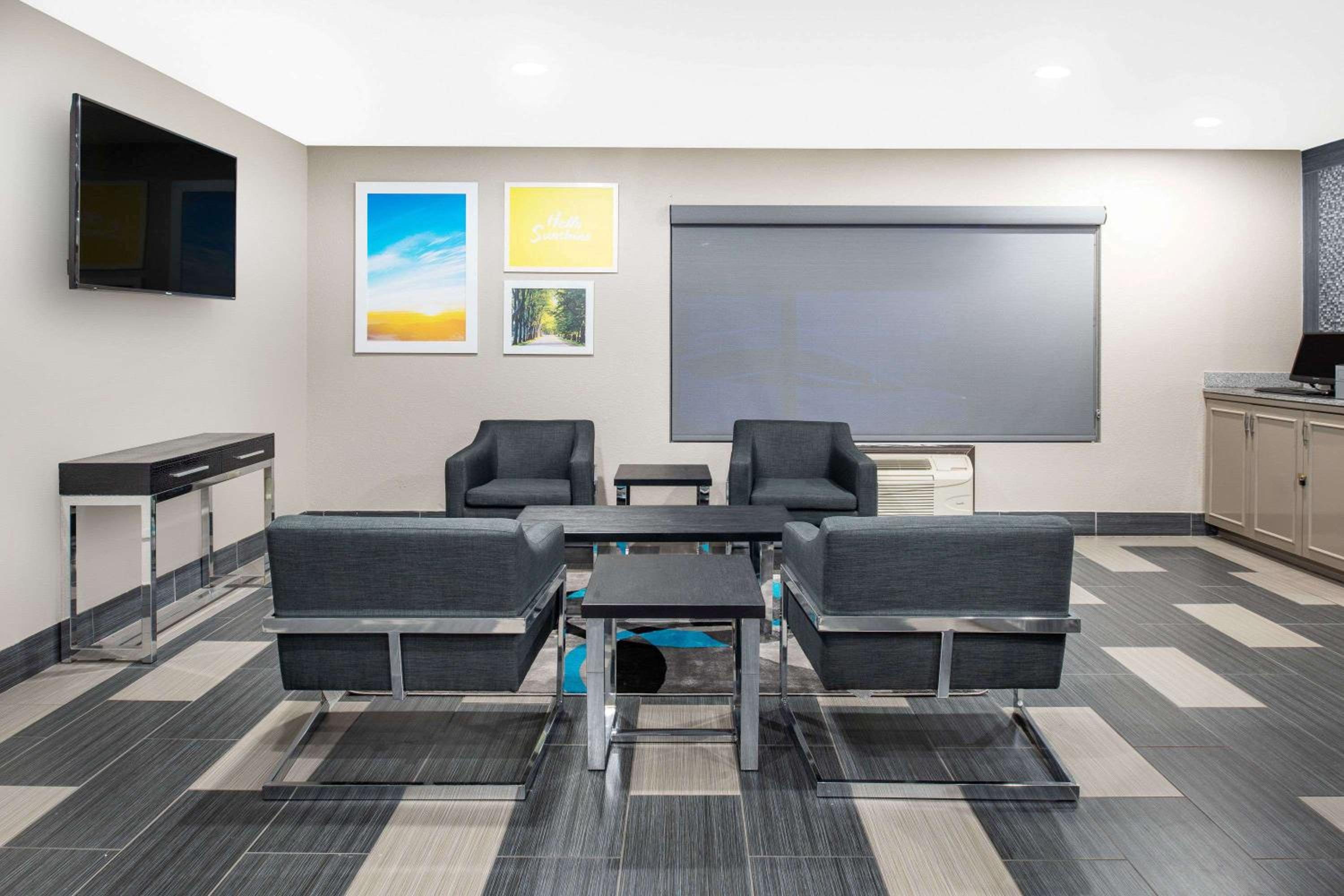 Days Inn by Wyndham Carthage view 5