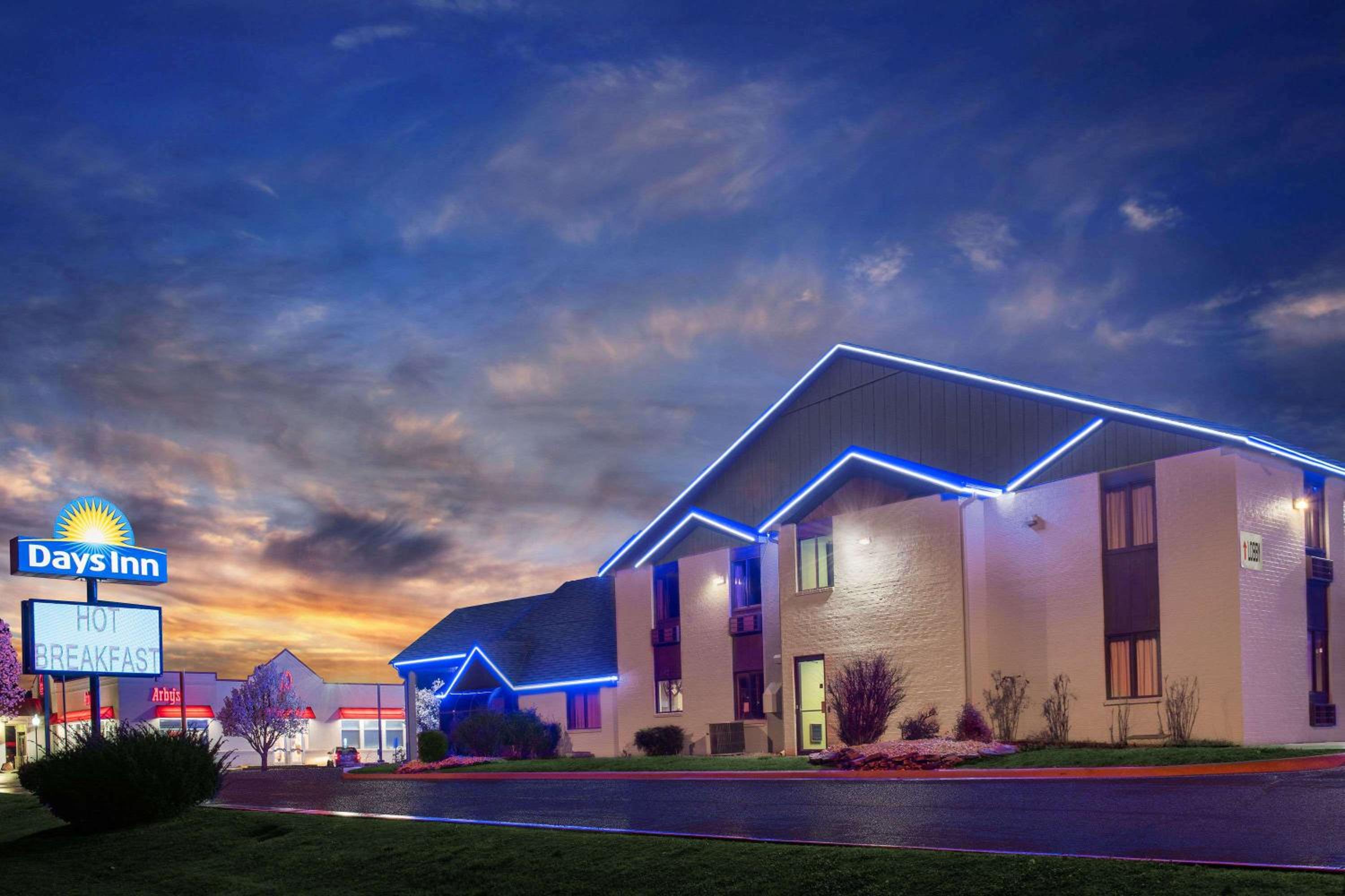 Days Inn by Wyndham Carthage view 3
