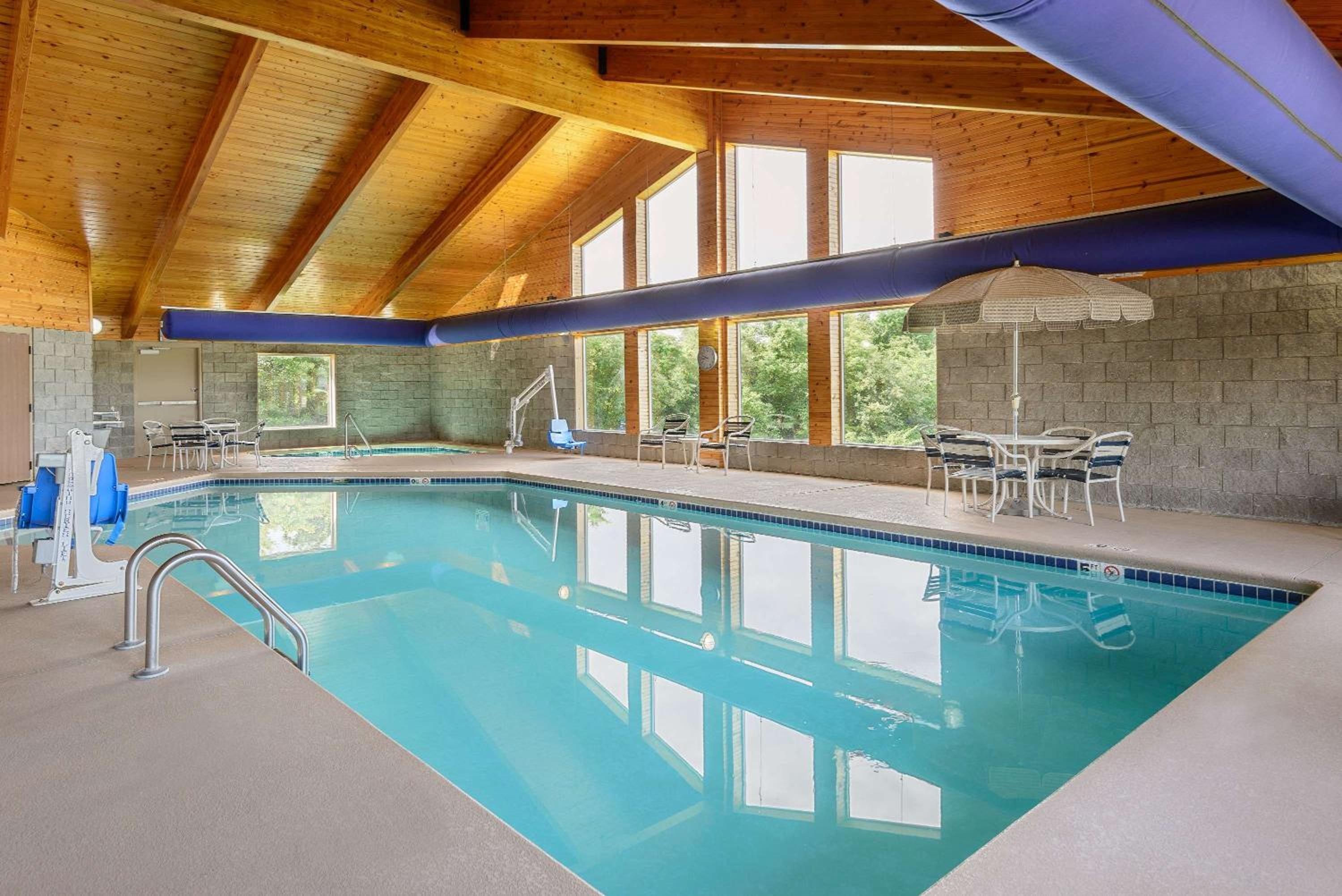 Springfield Vacations - AmericInn by Wyndham Republic - Property Image 1