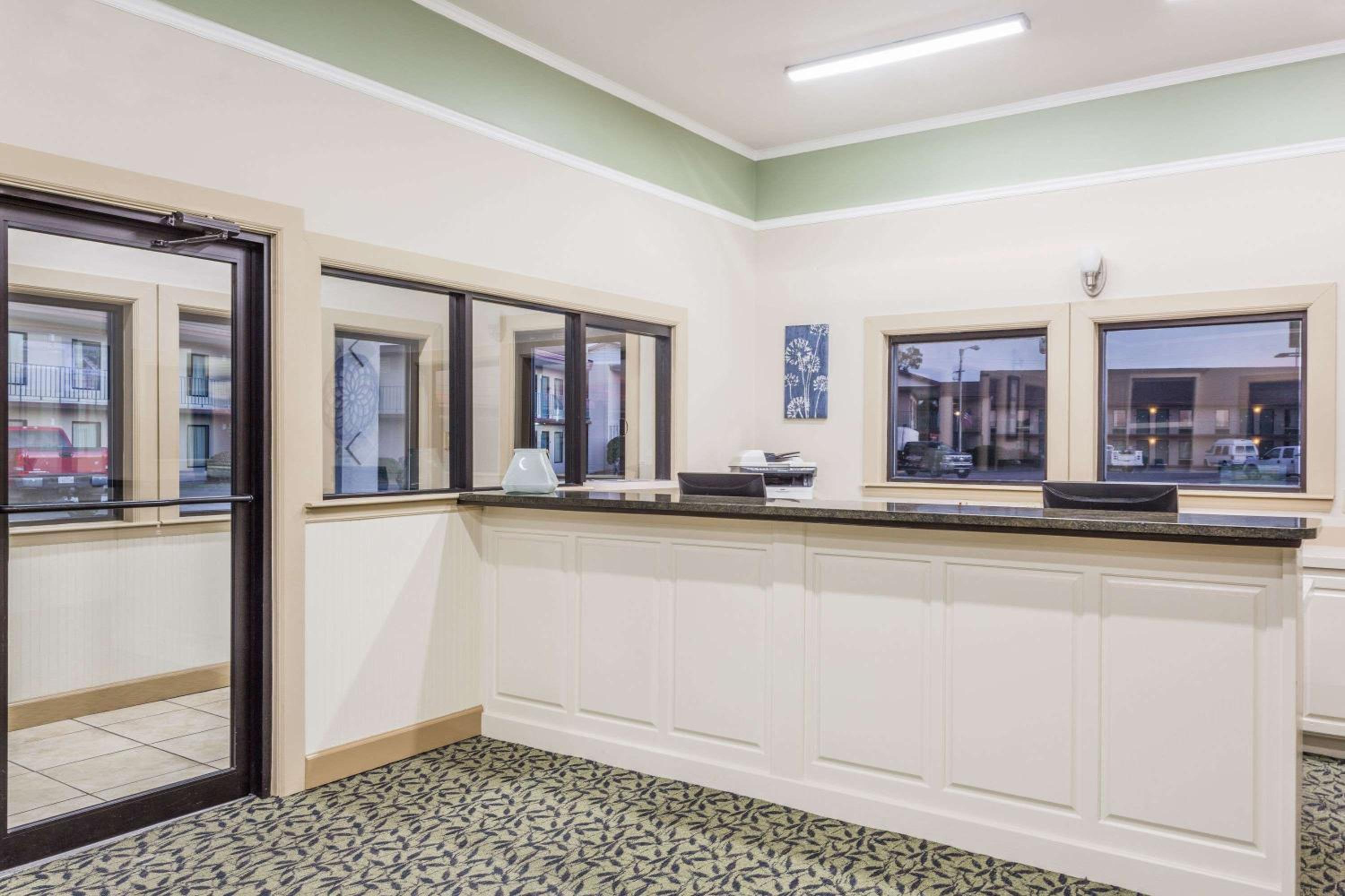 Super 8 by Wyndham Adel GA I-75 - Property Image 26