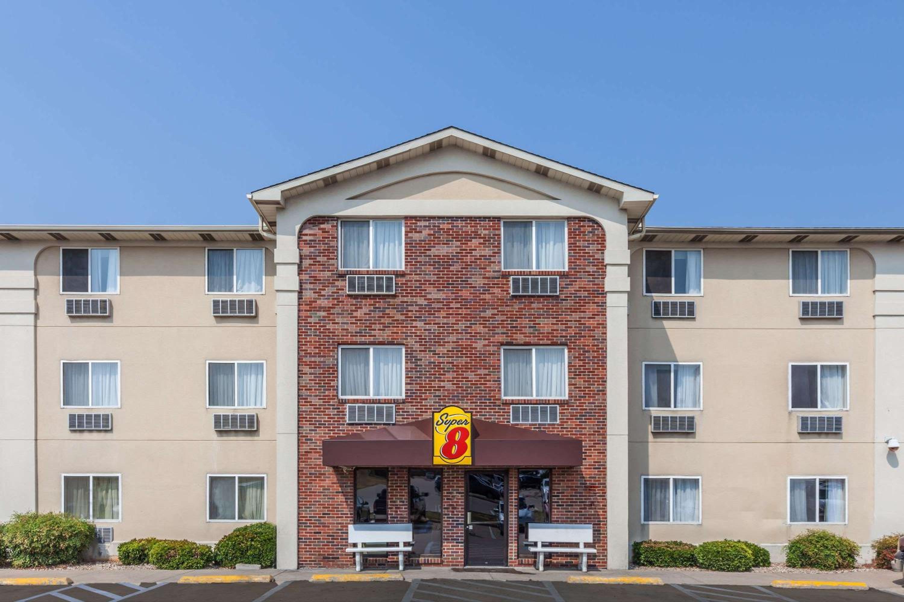 Hotel Super 8 by Wyndham Irving DFW Airport/South - Image 1