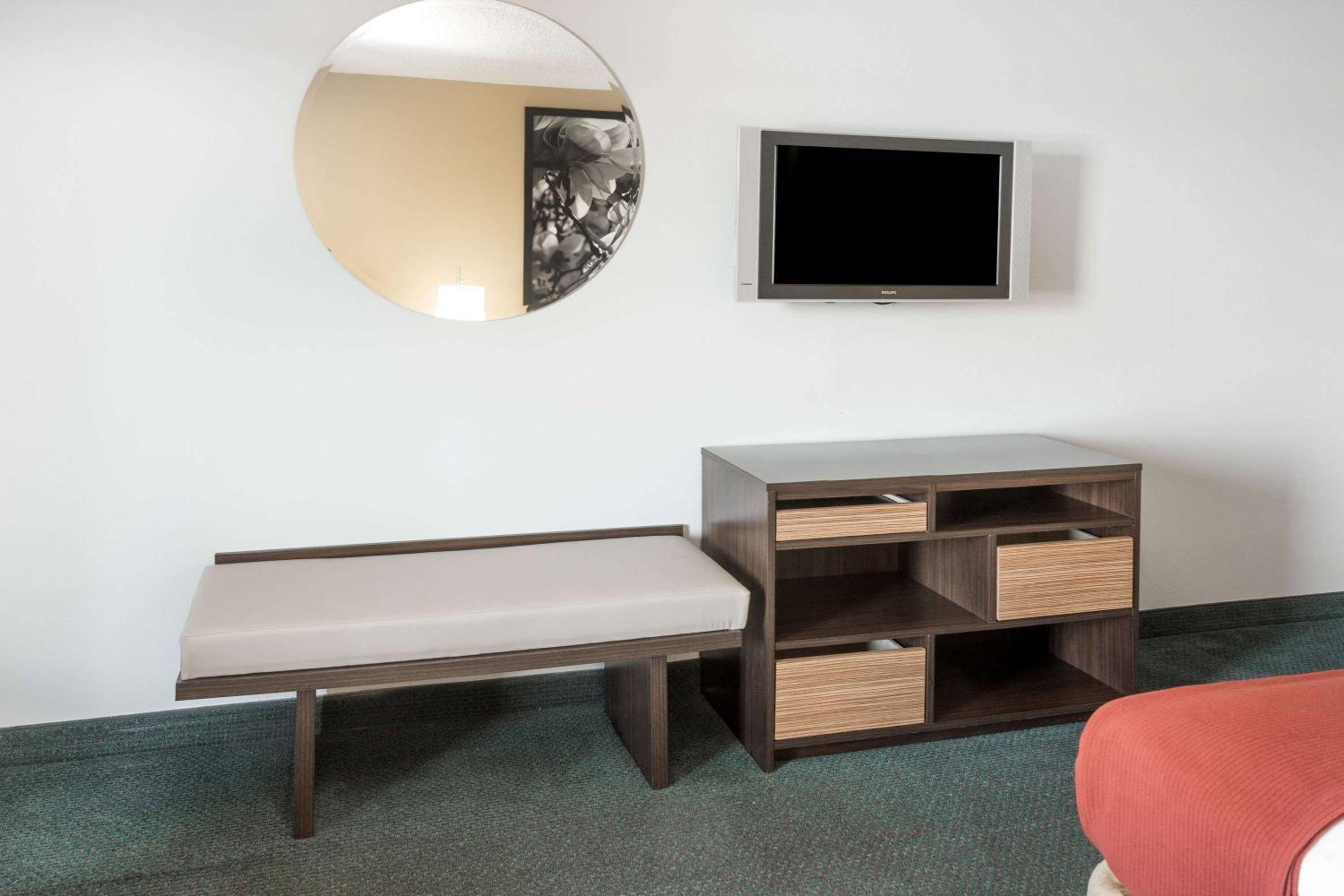 Super 8 by Wyndham Adel GA I-75 - Property Image 23