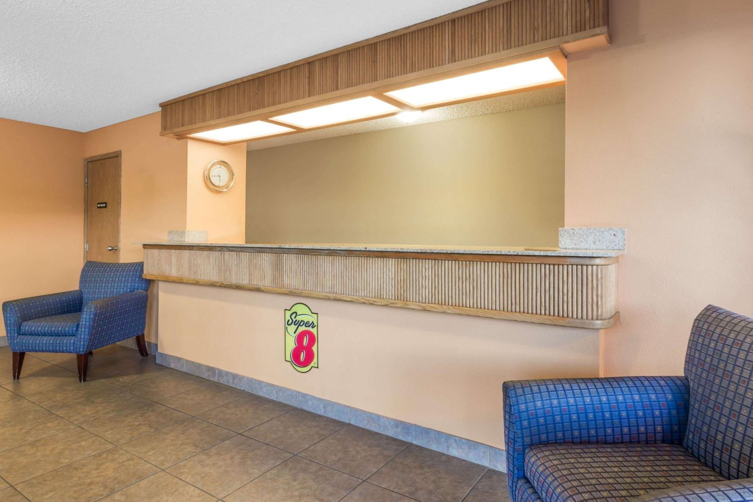 Super 8 by Wyndham LaGrande view 4
