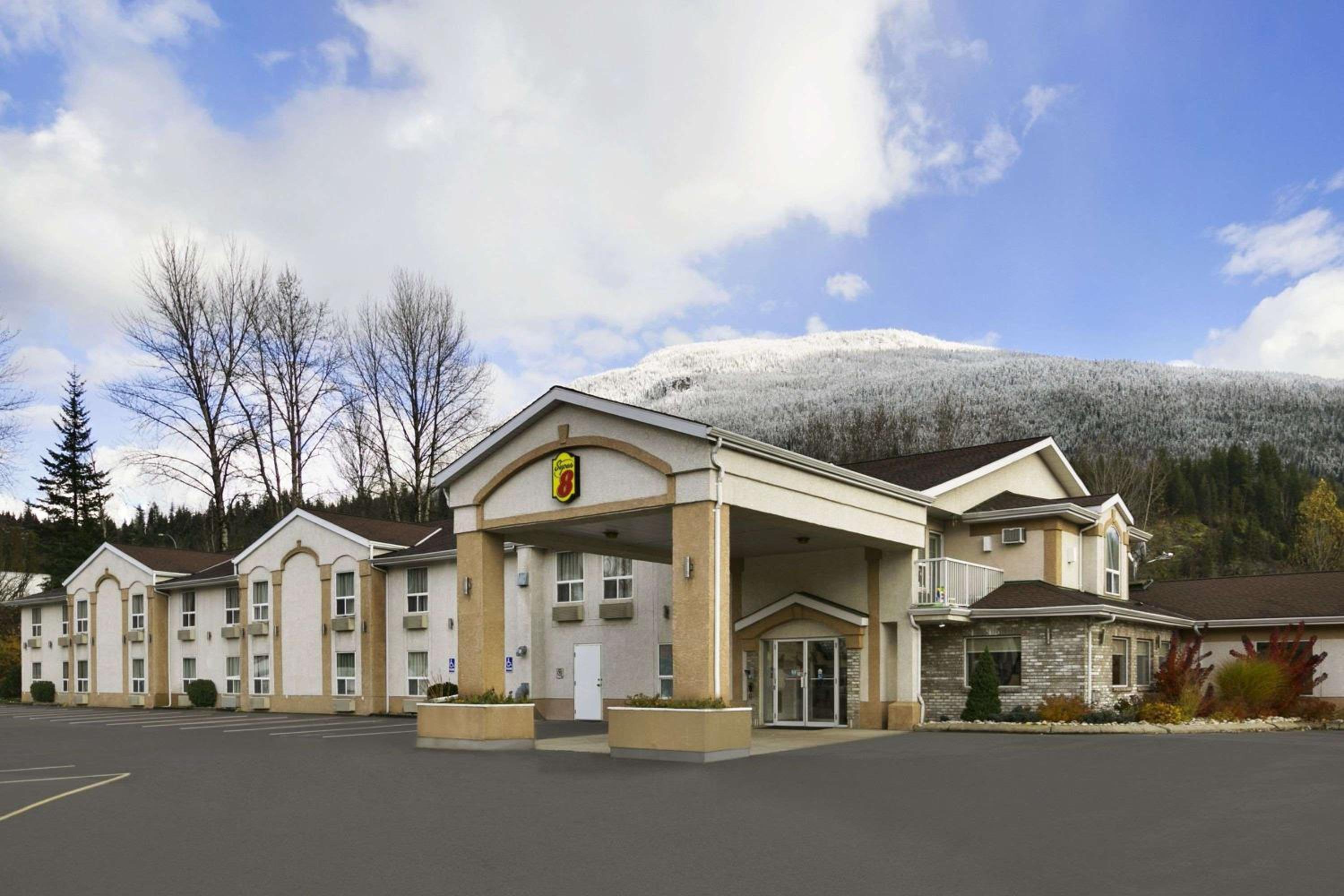 Hotel Super 8 by Wyndham Revelstoke BC - Image 1