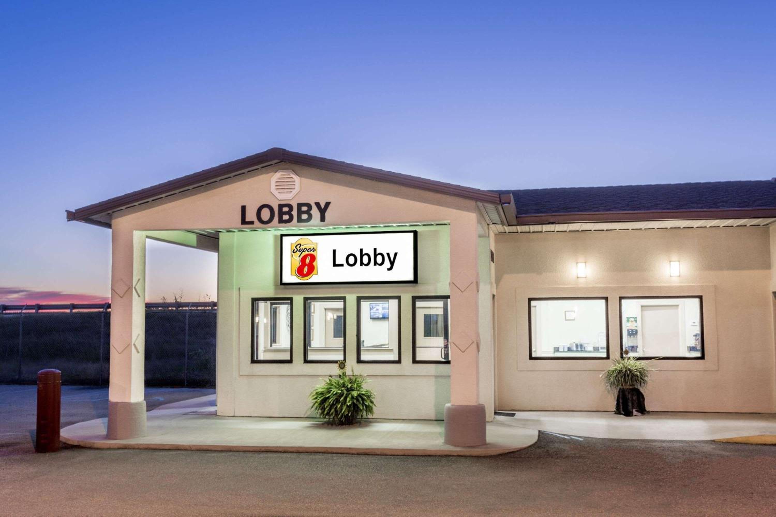 Super 8 by Wyndham Adel GA I-75 - Property Image 15