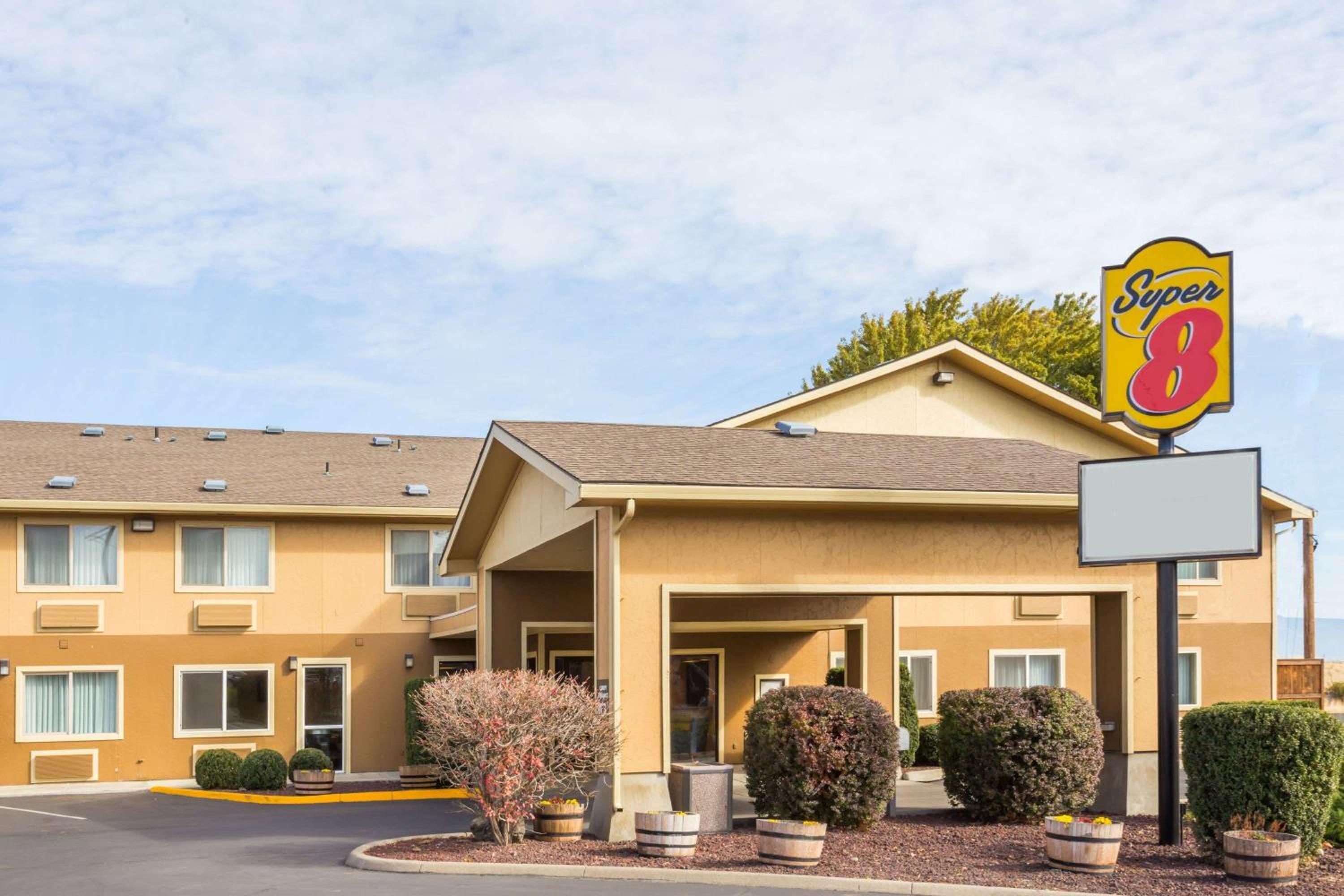 La Grande Vacations - Super 8 by Wyndham LaGrande - Property Image 1