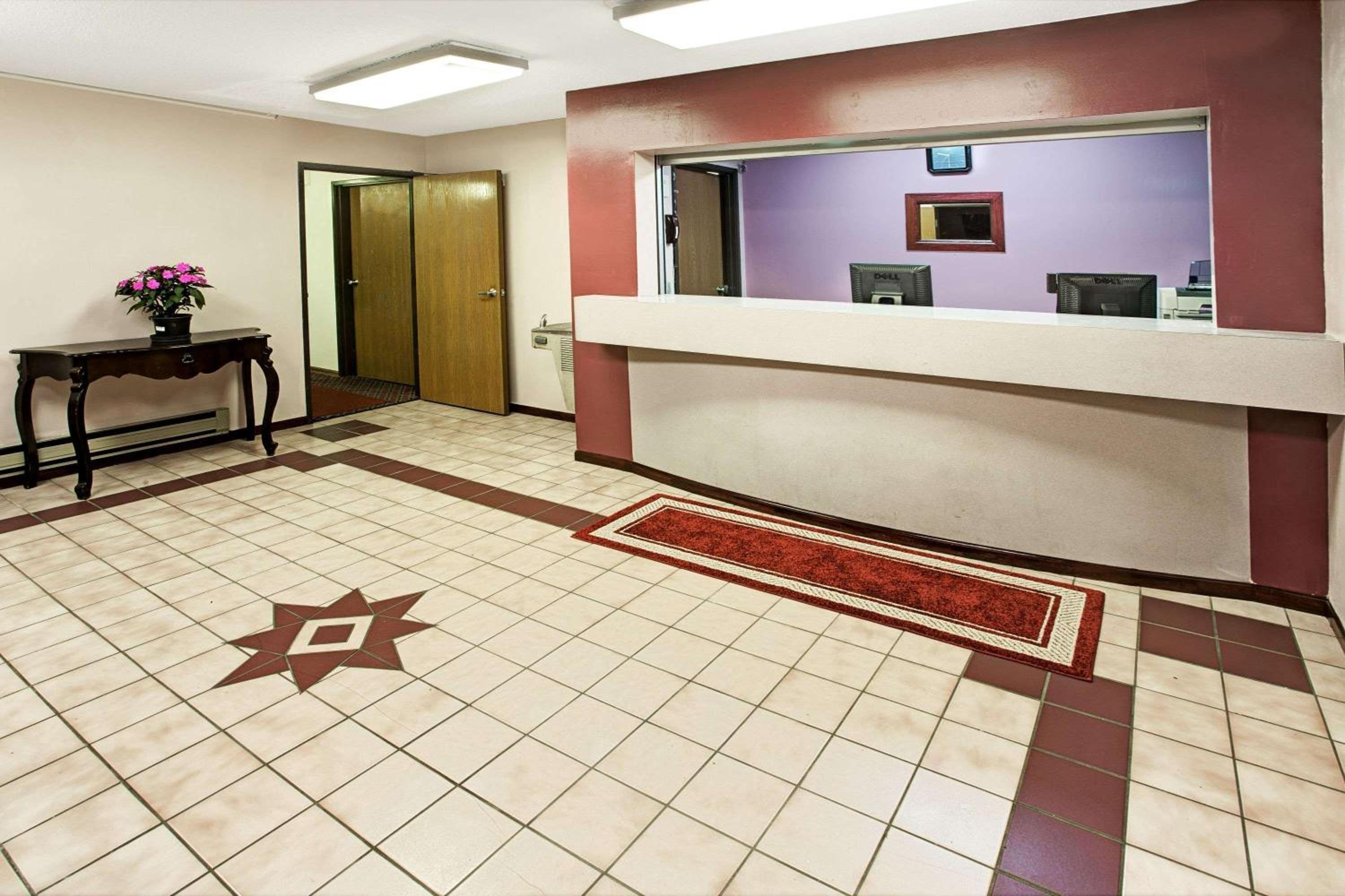 Super 8 by Wyndham Heath/Newark view 4