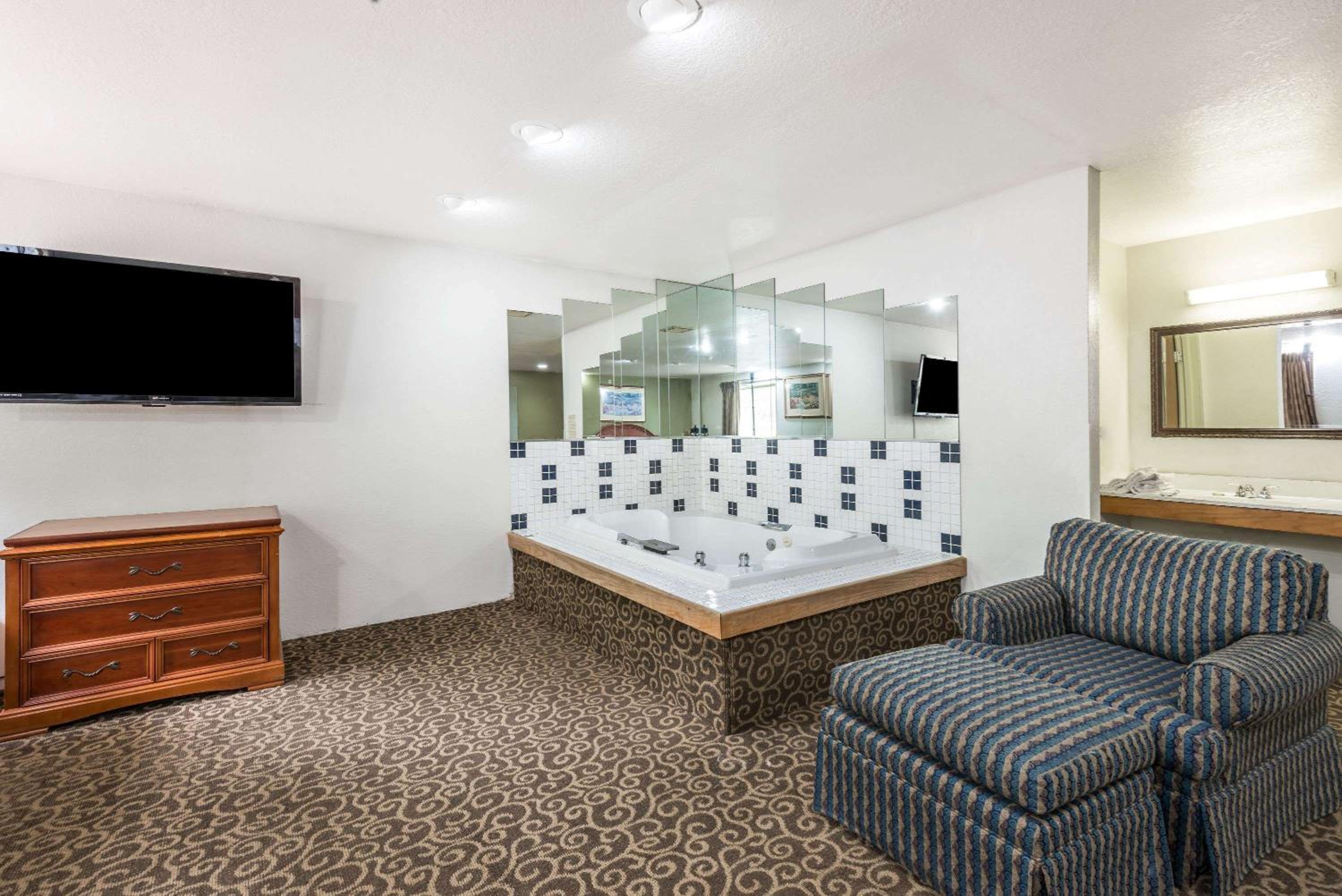 Super 8 by Wyndham Pittsburgh/Monroeville - Property Image 20