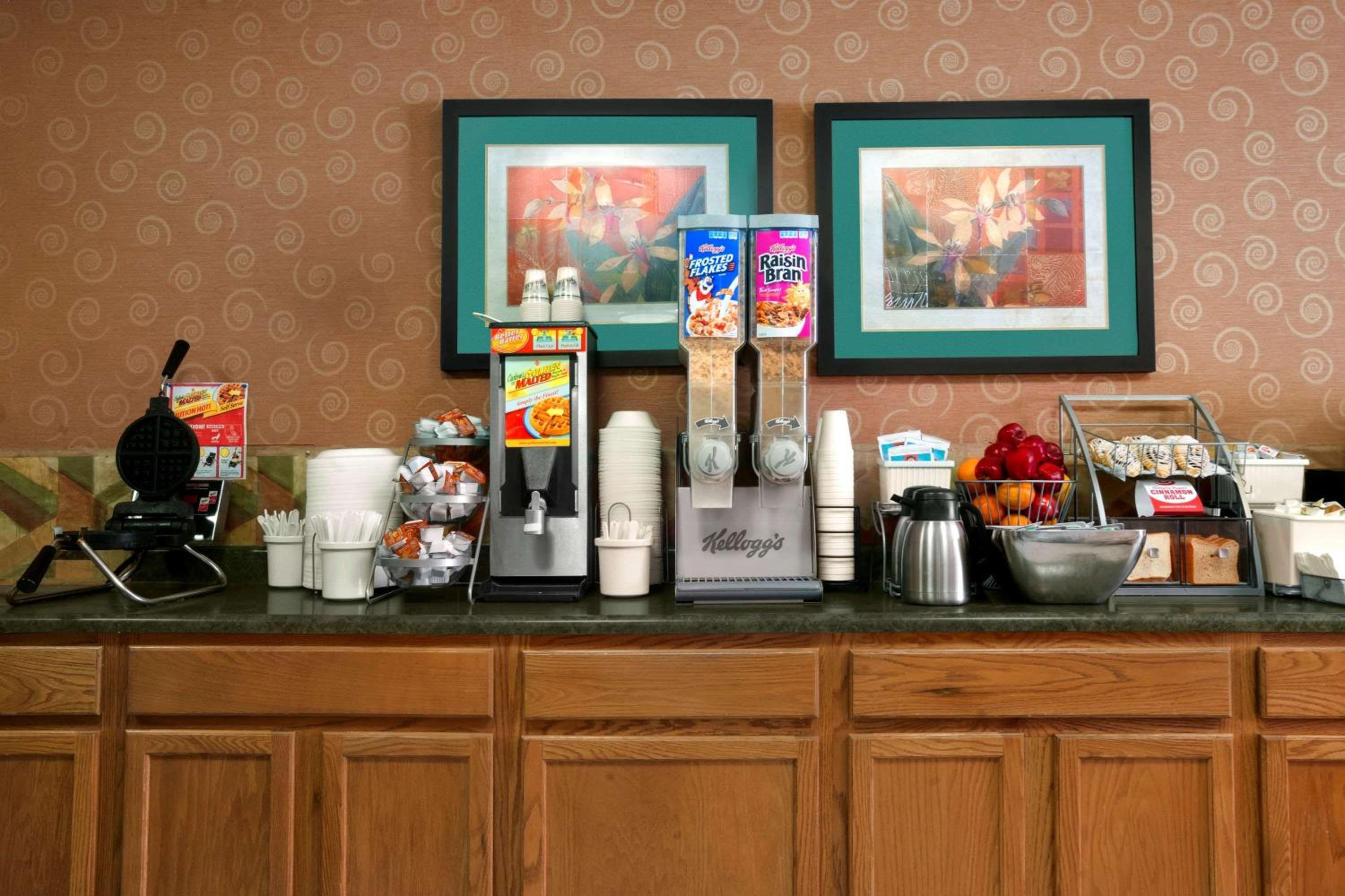 Peoria Vacations - Super 8 by Wyndham Peoria East - Property Image 2