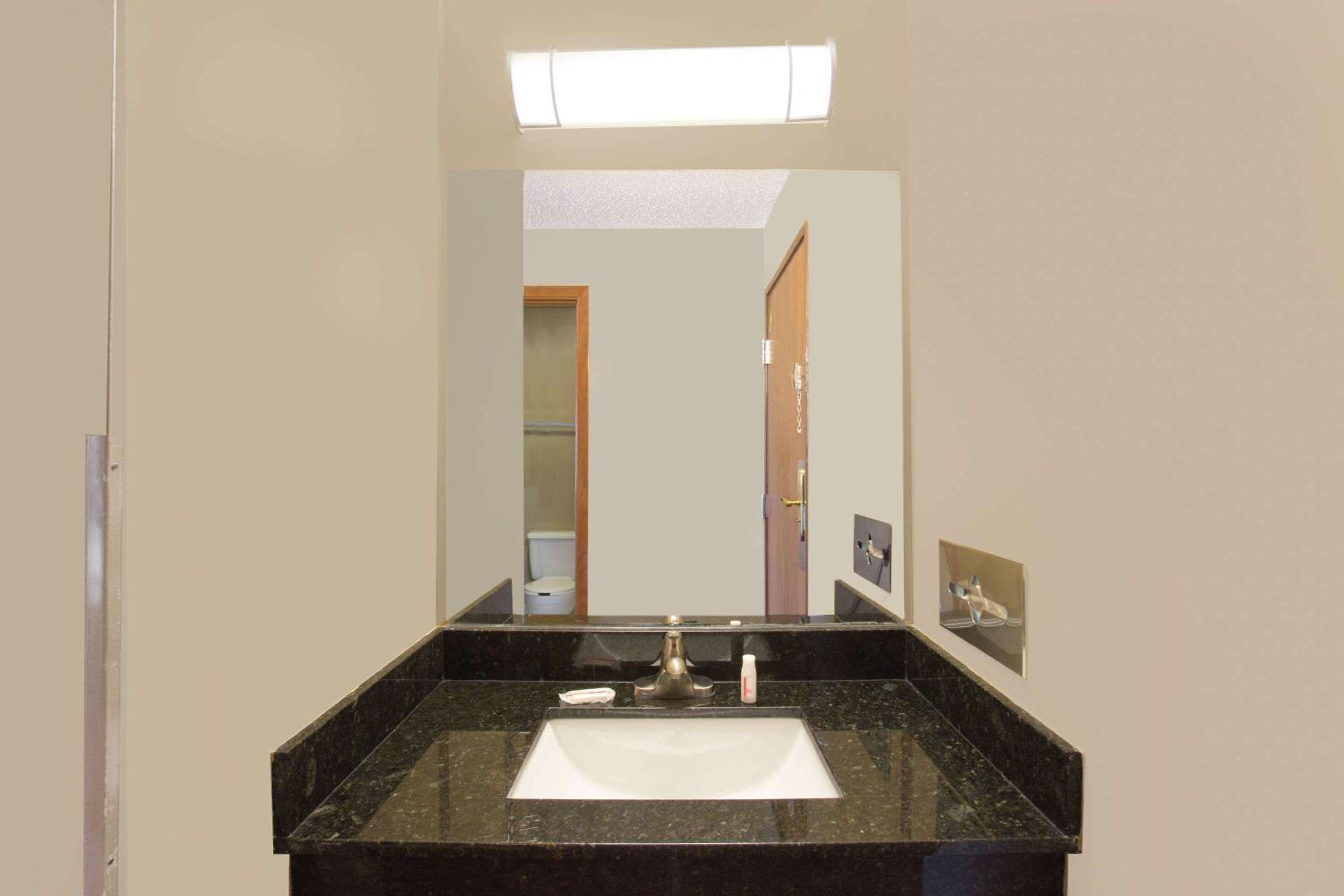 Super 8 by Wyndham Normal Bloomington view 5