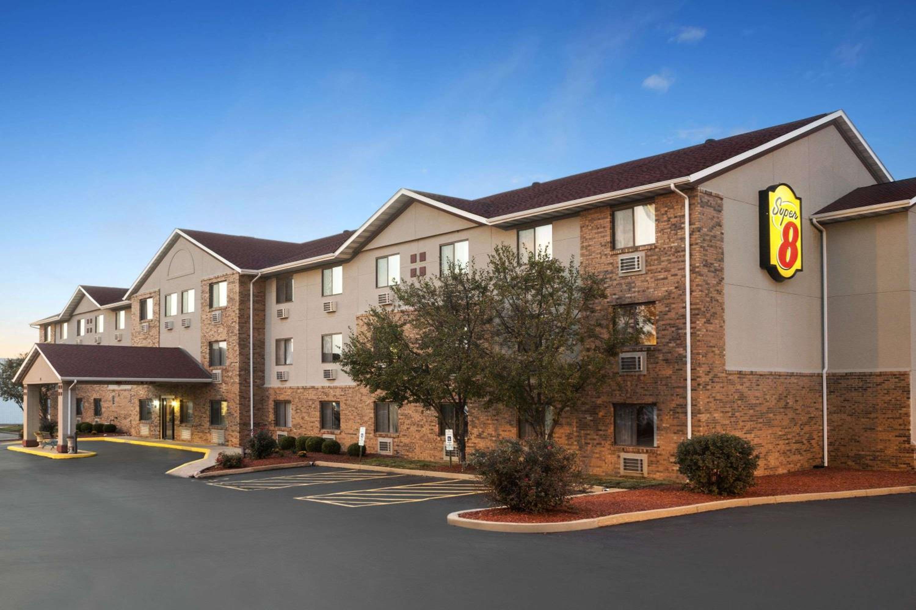 Super 8 by Wyndham Fairview Heights-St. Louis view 2