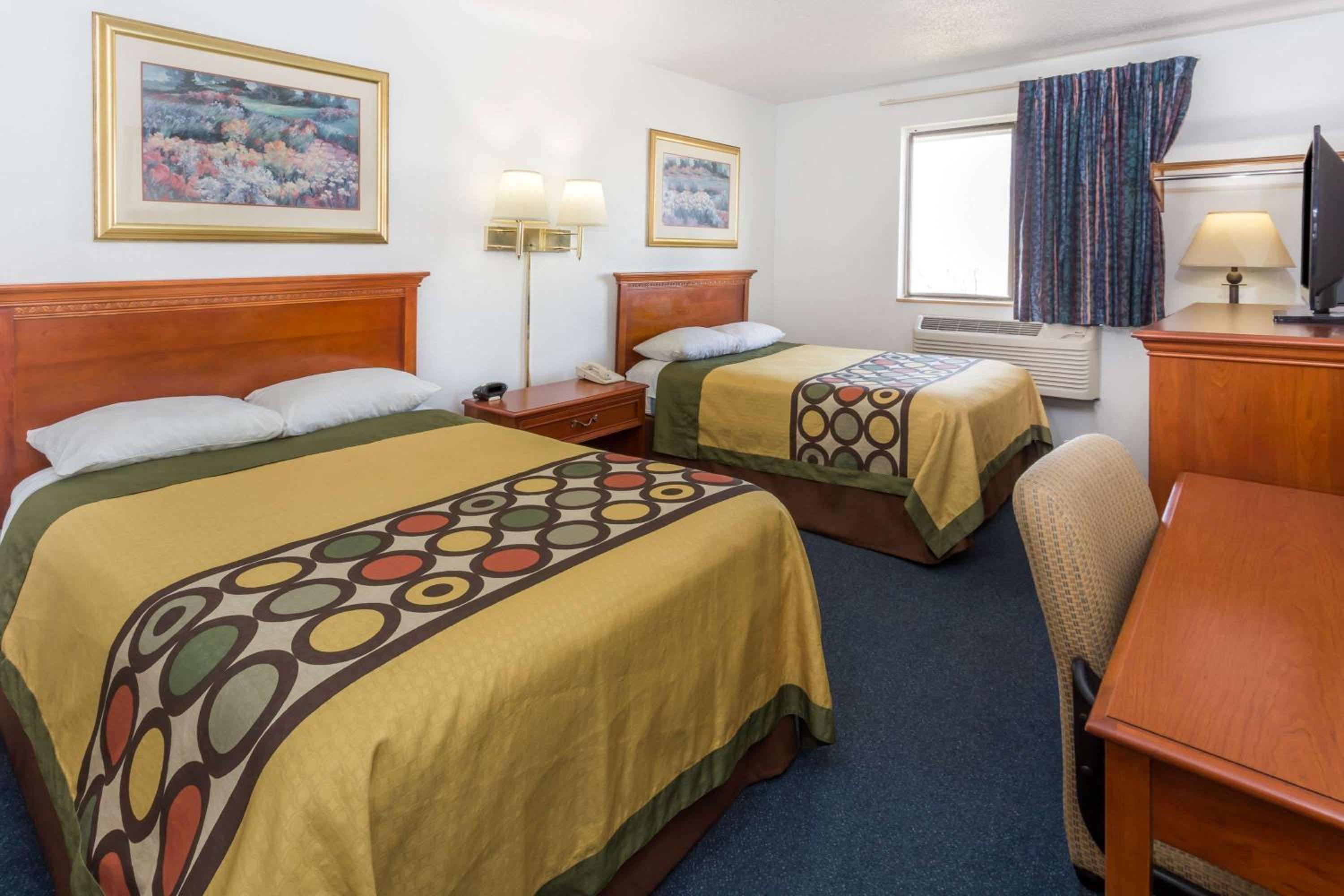Super 8 by Wyndham Pontiac view 3