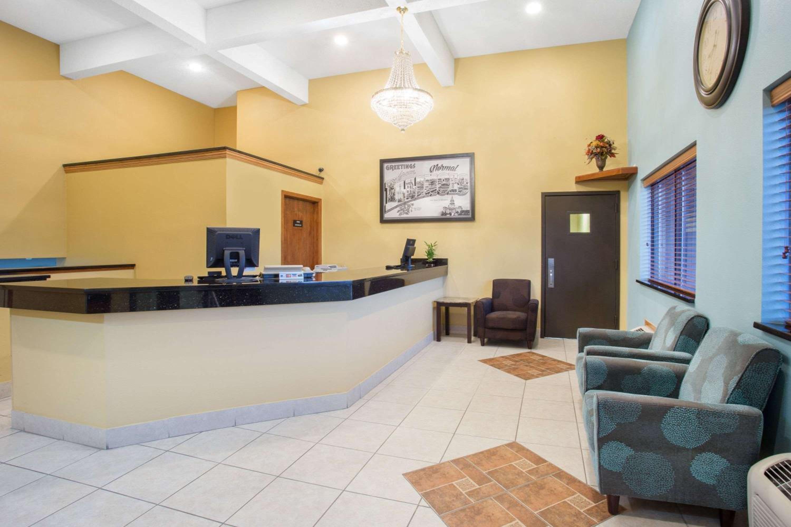 Super 8 by Wyndham Normal Bloomington view 3