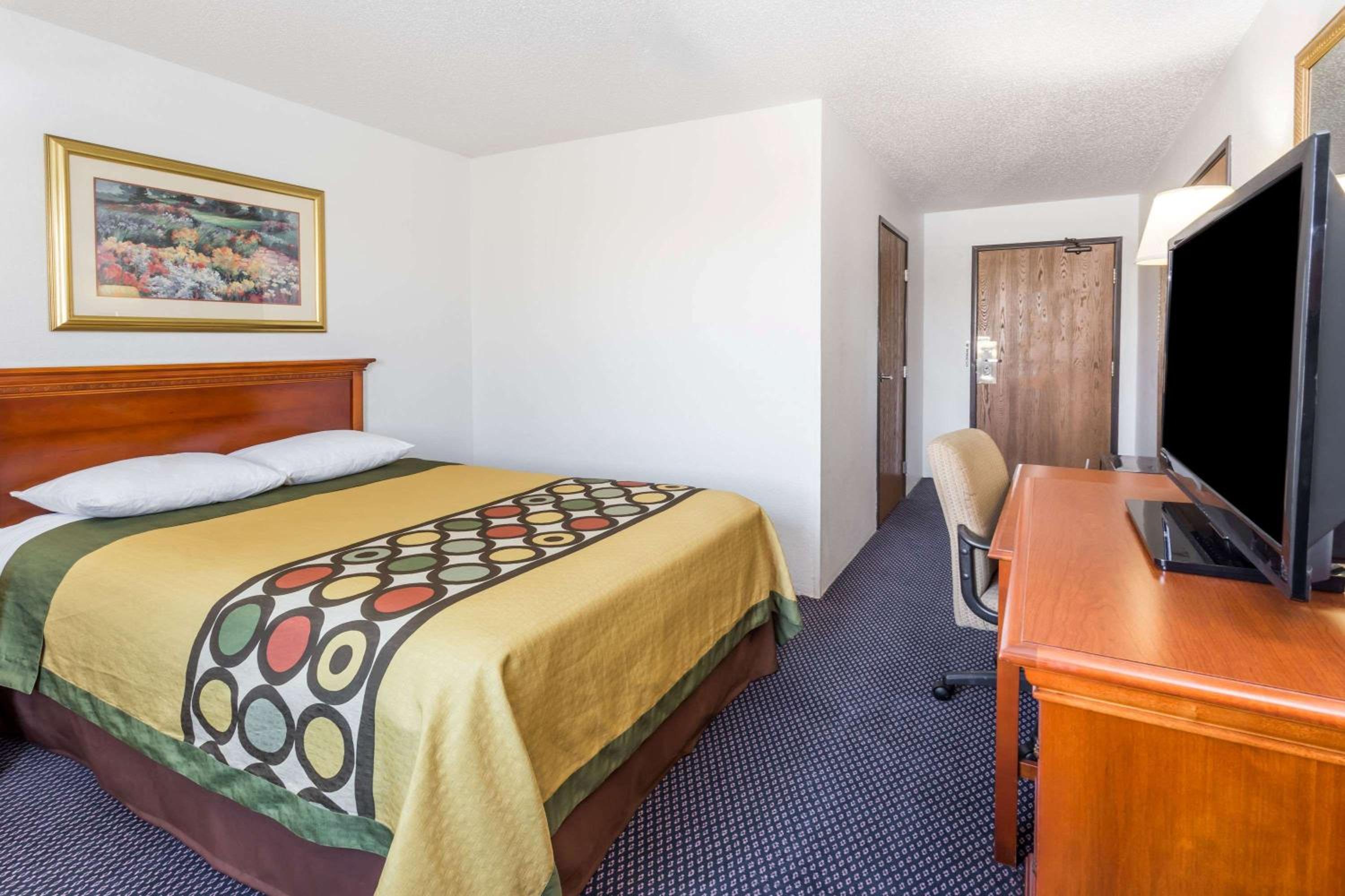Super 8 by Wyndham Pontiac view 5