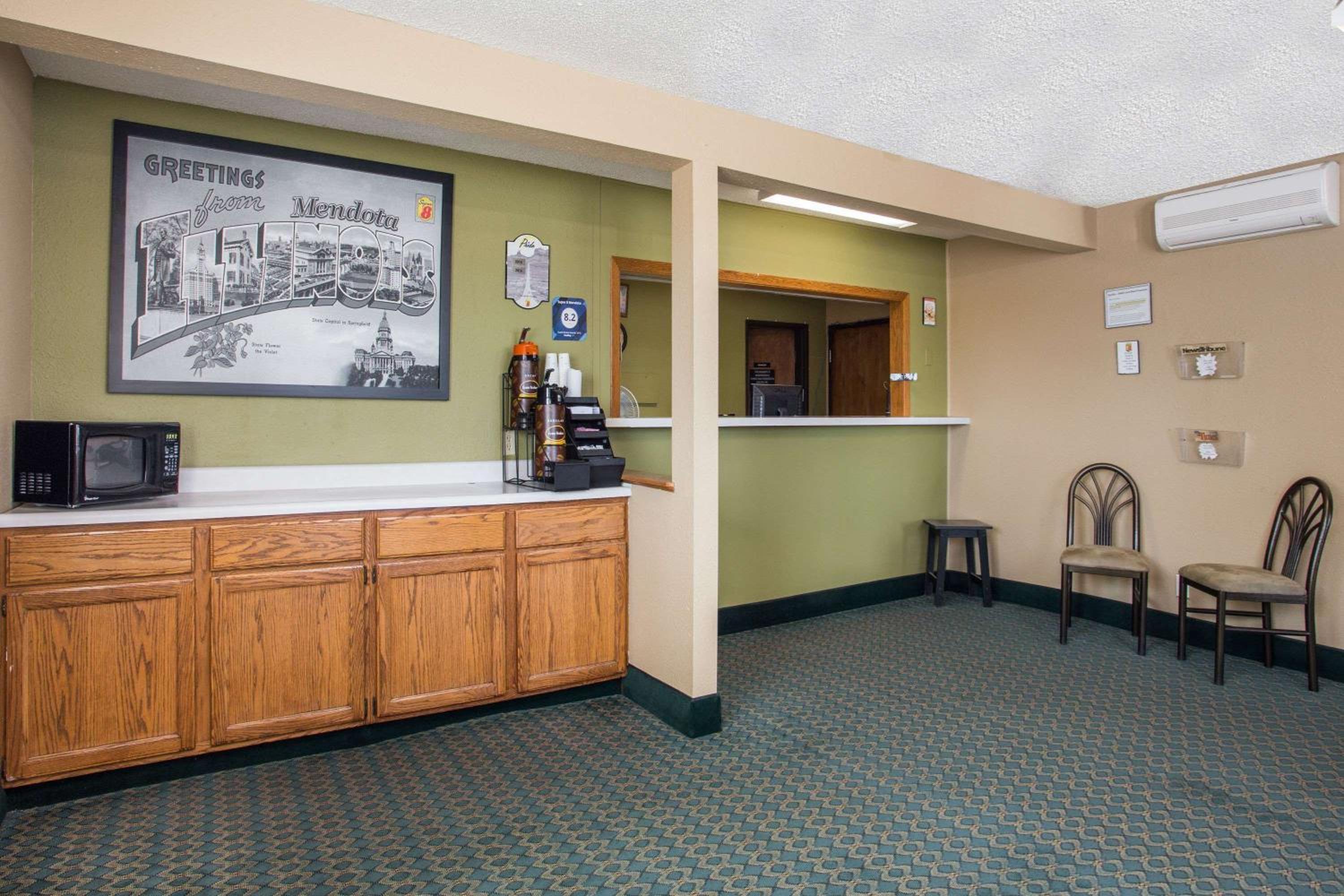 Super 8 by Wyndham Mendota I-39 view 2