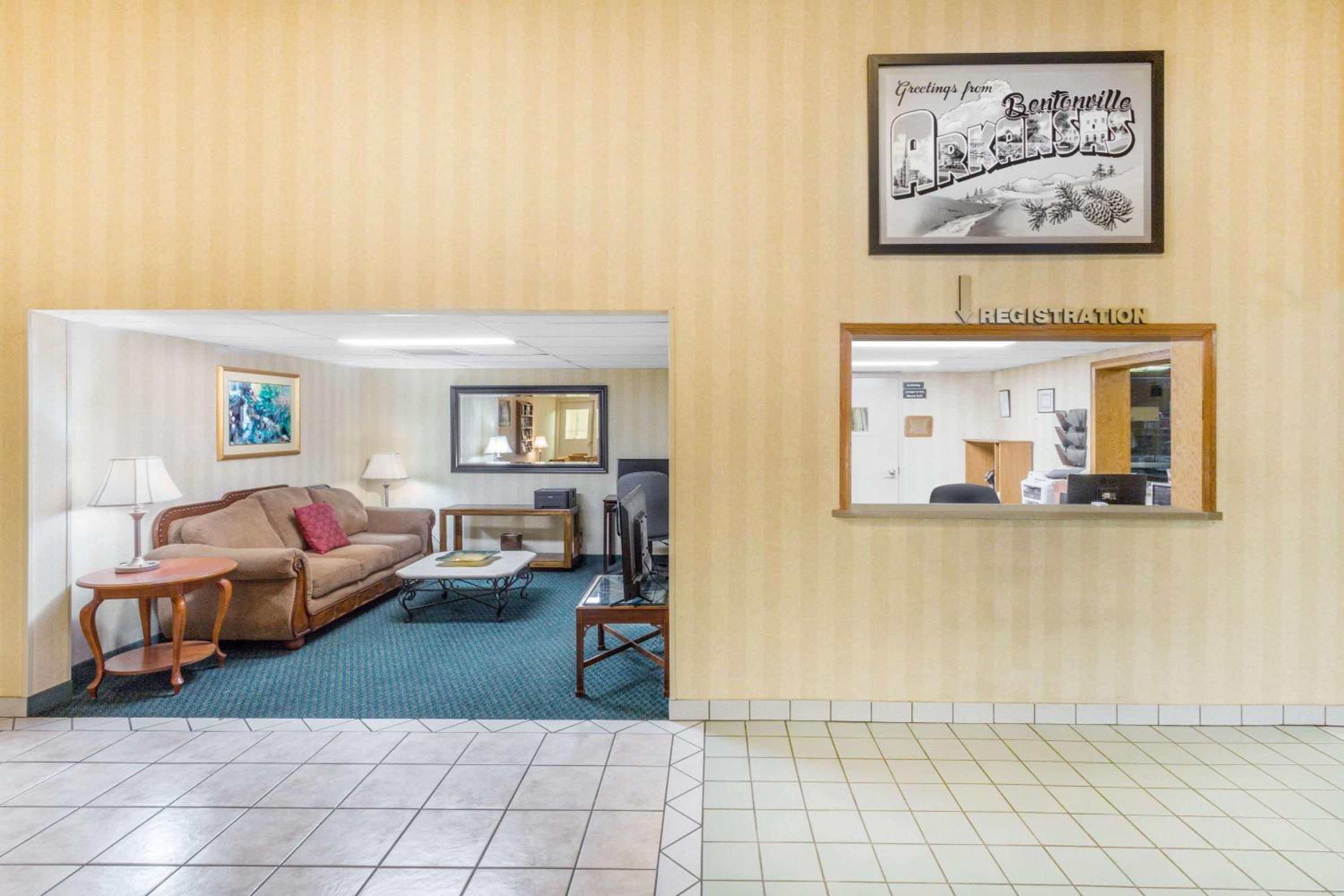 Super 8 by Wyndham Bentonville view 3