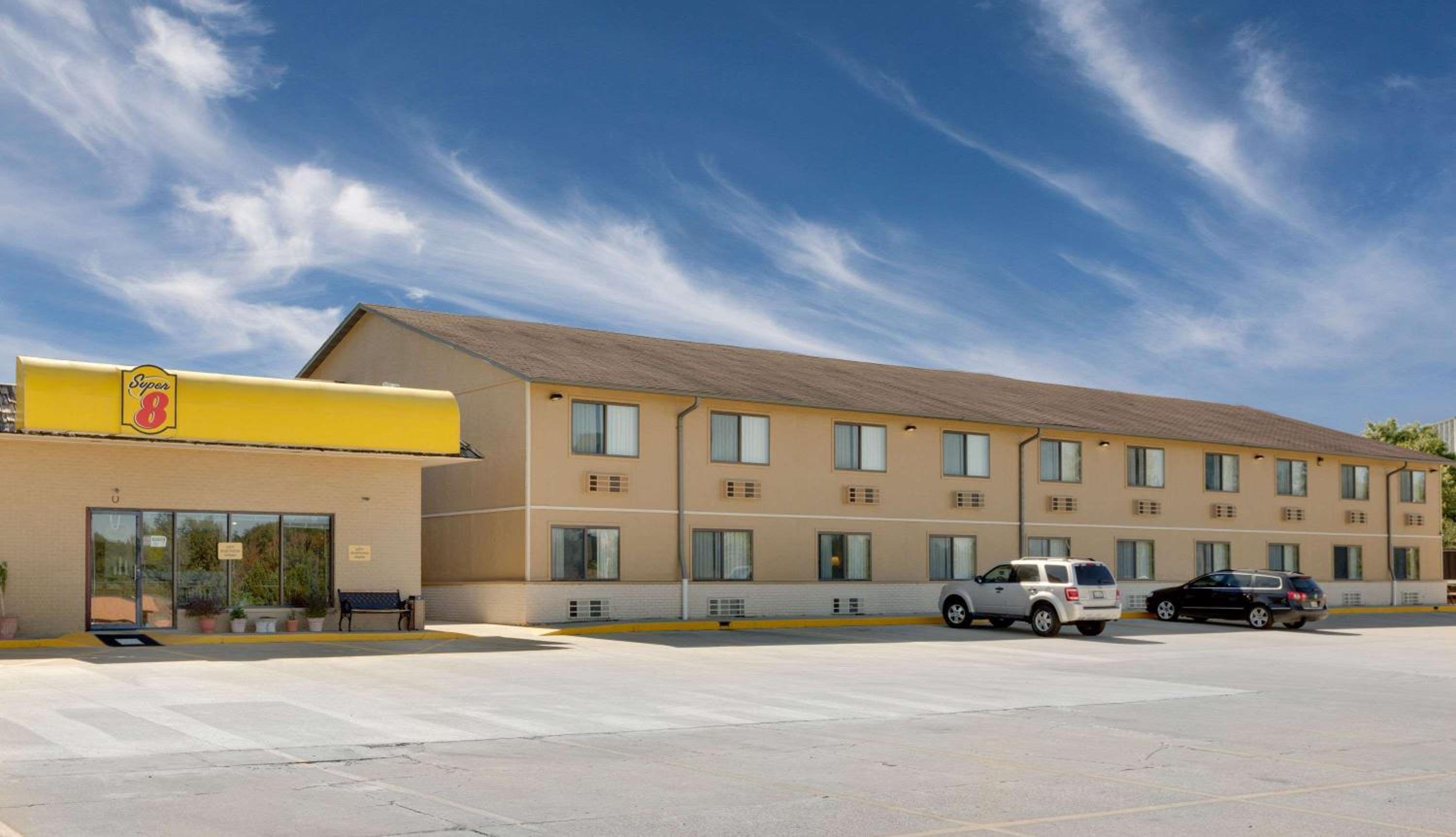 Super 8 by Wyndham Macomb view 2