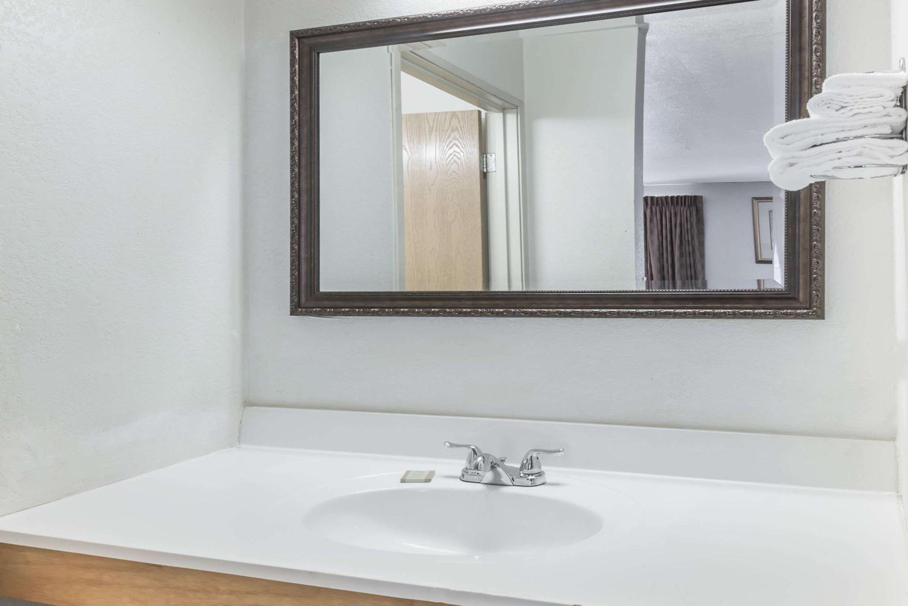 Super 8 by Wyndham Pittsburgh/Monroeville - Property Image 27