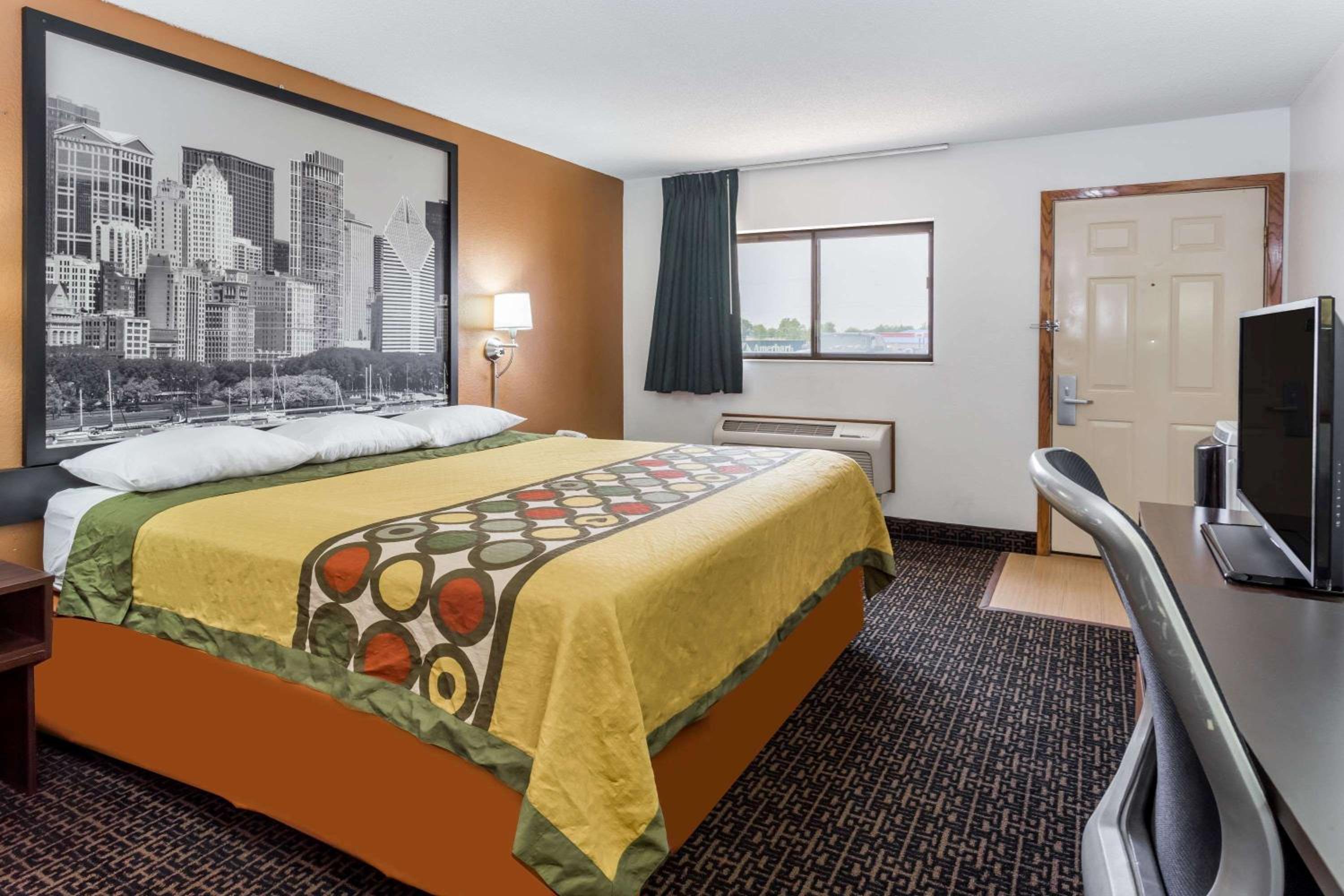 Super 8 by Wyndham Dixon view 5