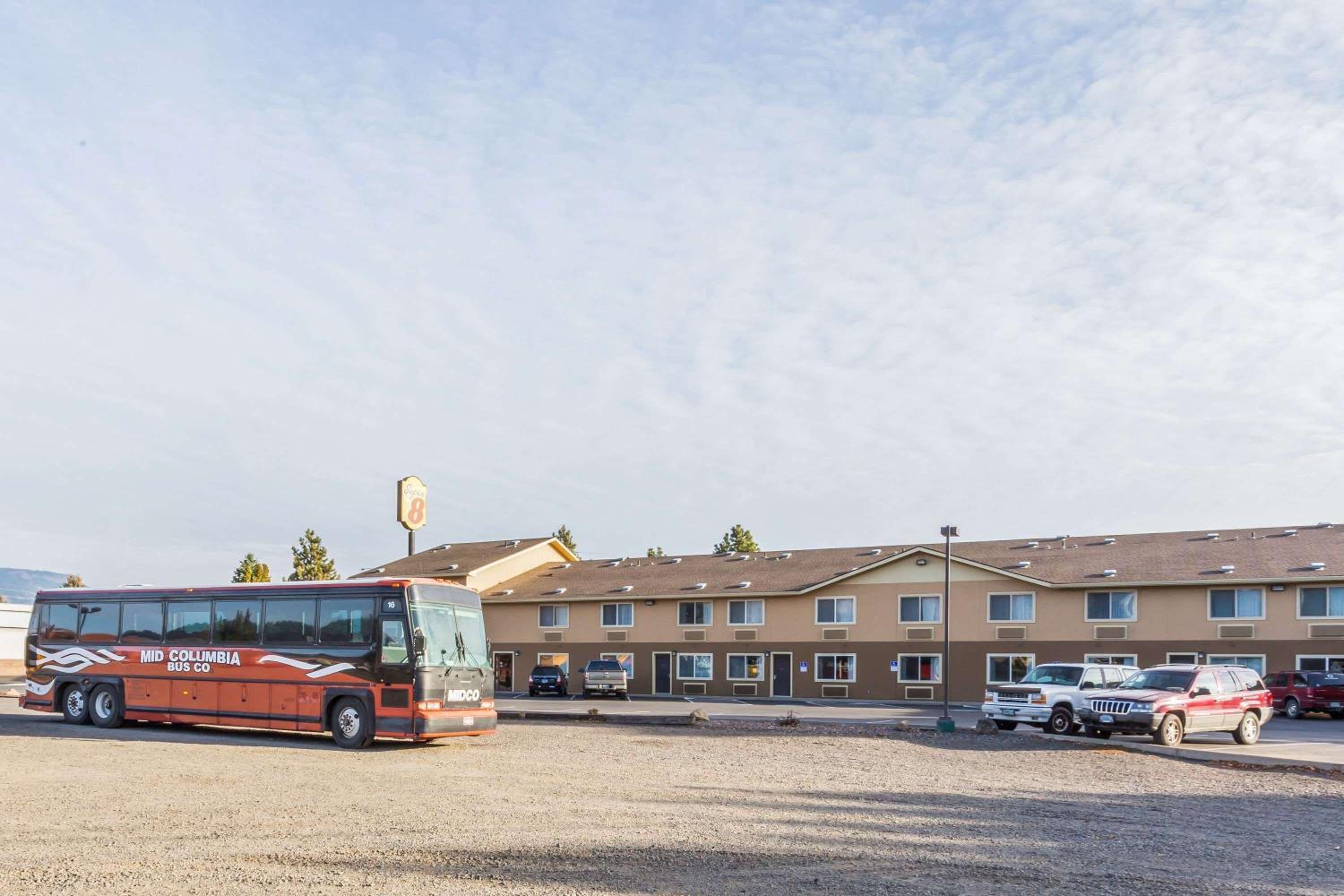 Super 8 by Wyndham LaGrande view 2