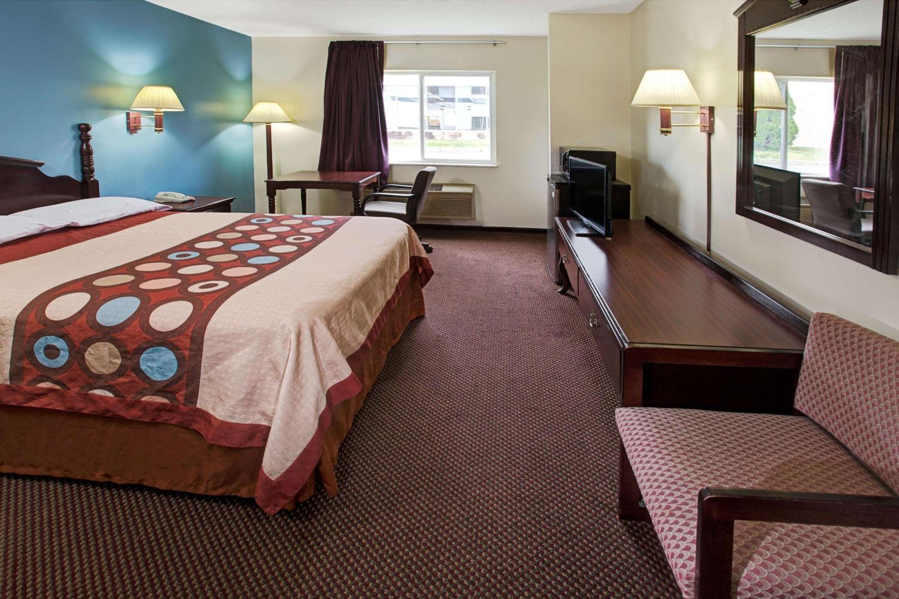 Super 8 by Wyndham Heath/Newark view 5