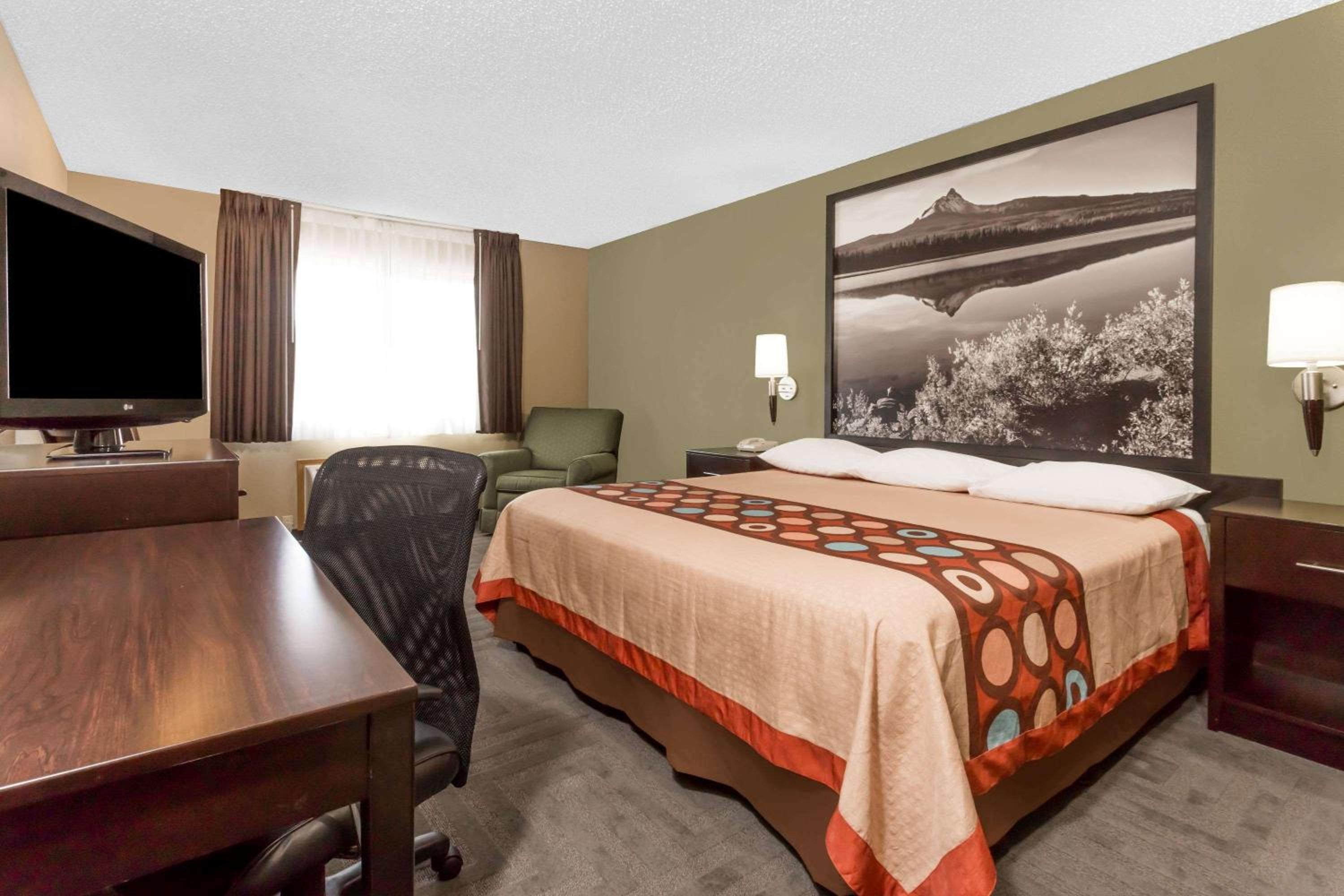 Super 8 by Wyndham LaGrande view 3