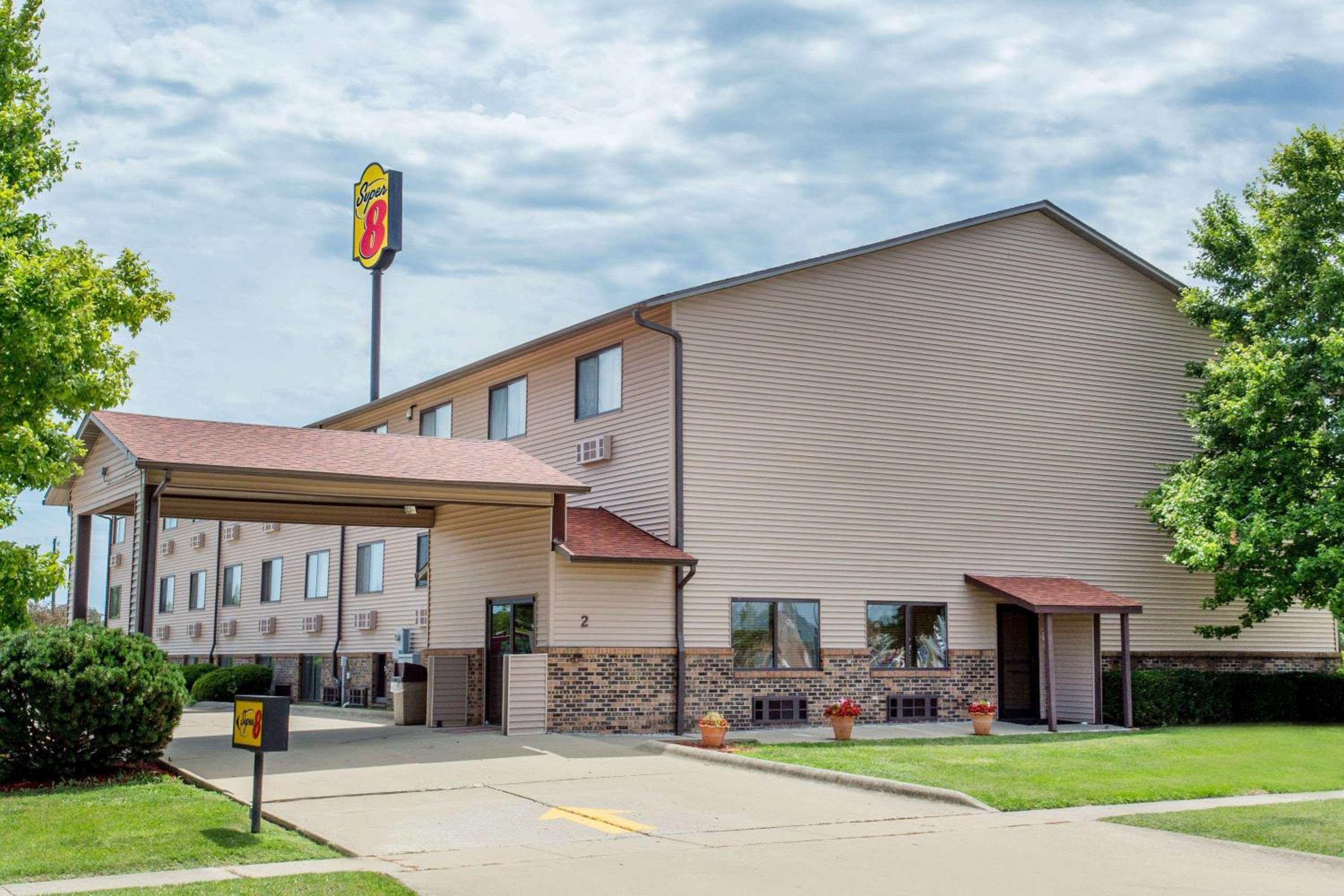 Super 8 by Wyndham Normal Bloomington view 2